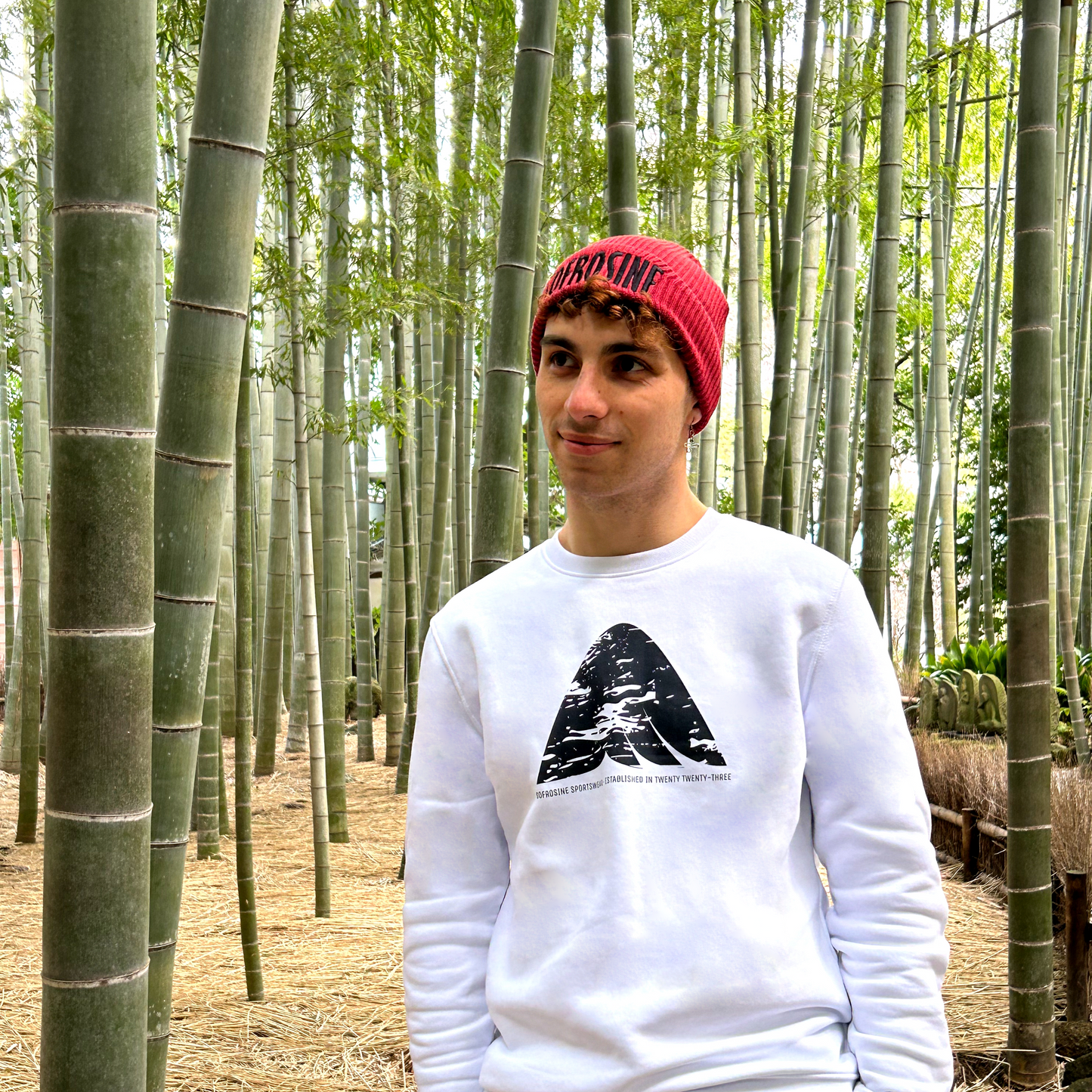 chico en bosque de bambu con gorro sofrosine