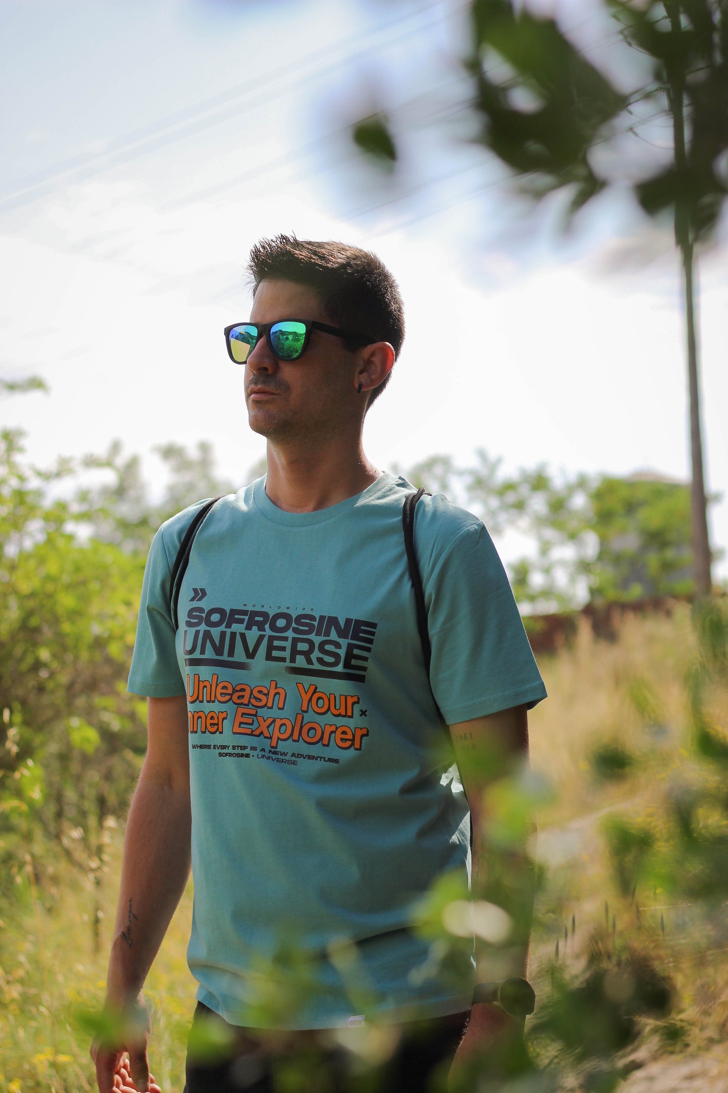 chico en el bosque con camiseta inner explorer sofrosine