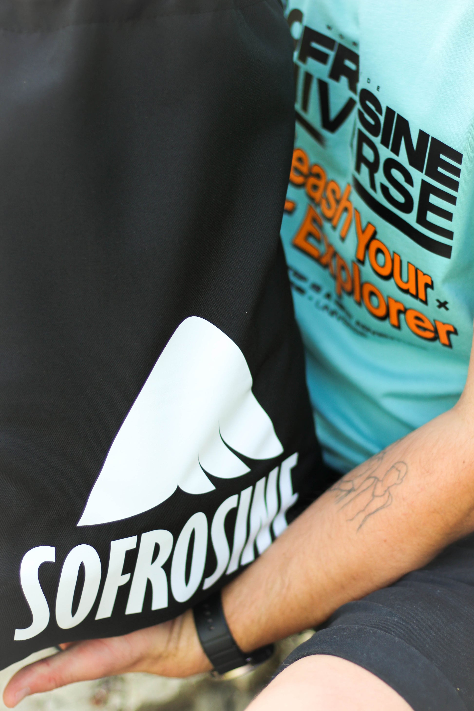 detalle camiseta inner explorer y mochila sofrosine