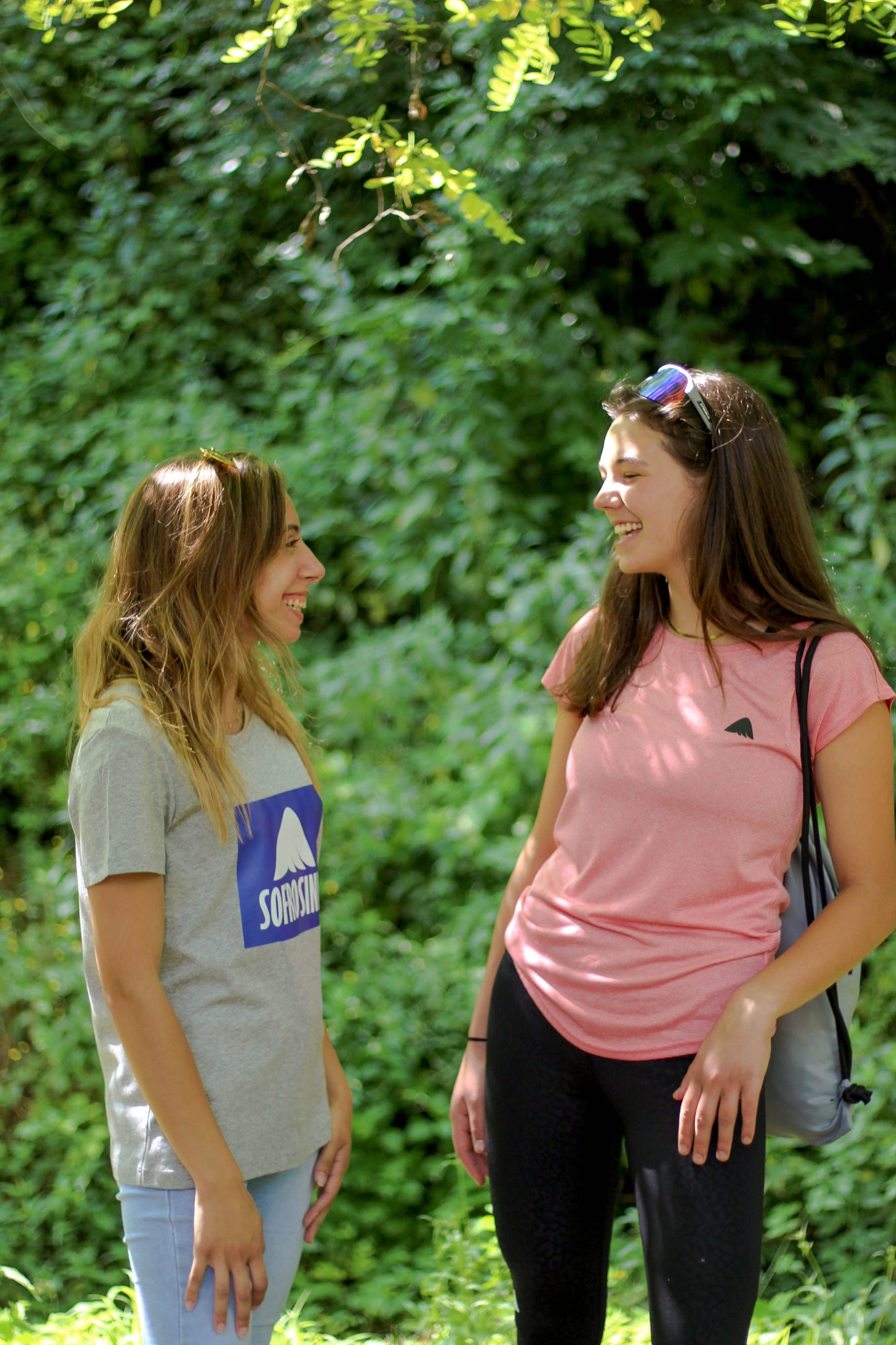 dos chicas hablando y sonriendo con ropa sofrosine