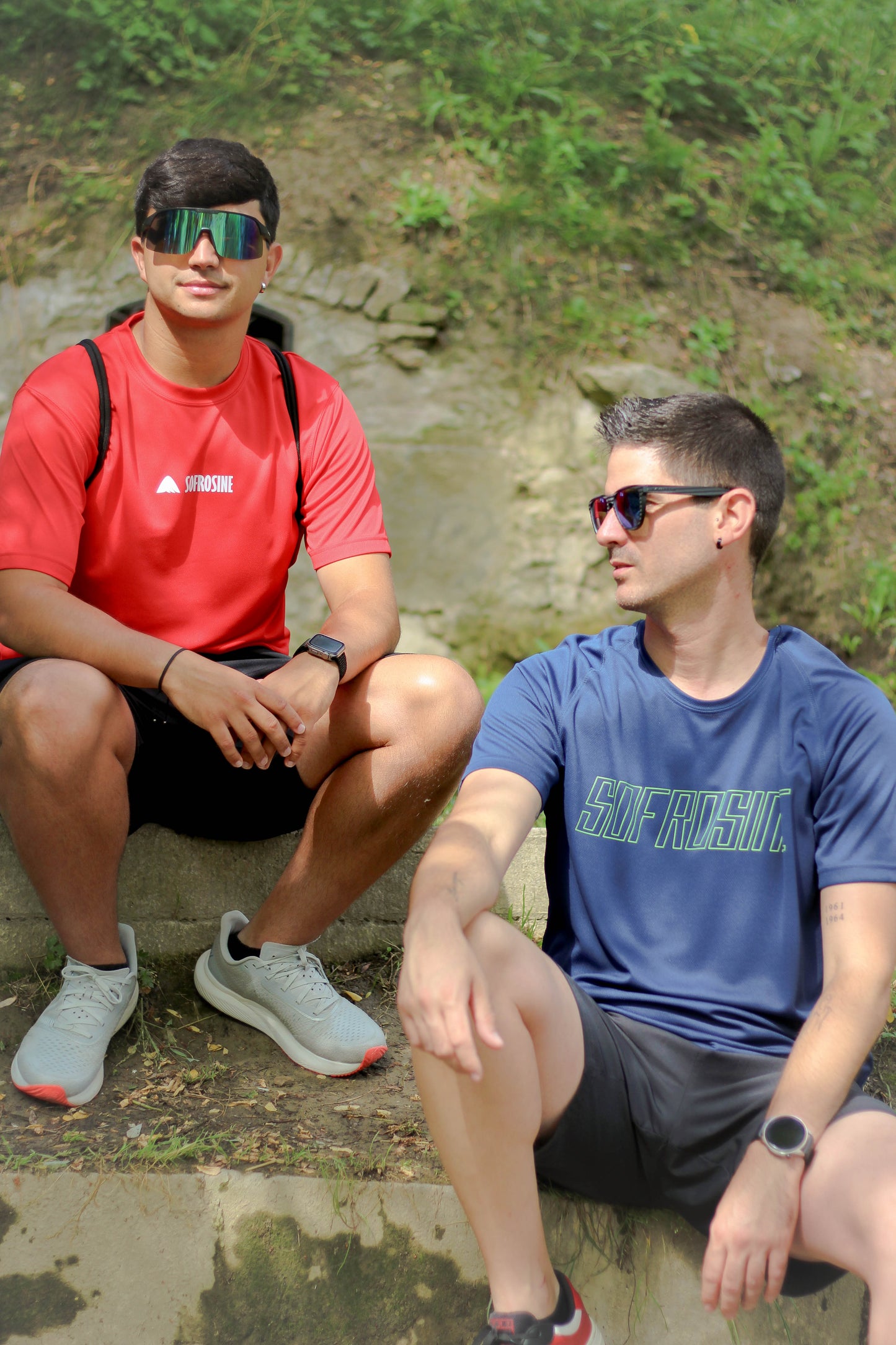 dos chicos modelos sentados con camisetas deportivas sofrosine