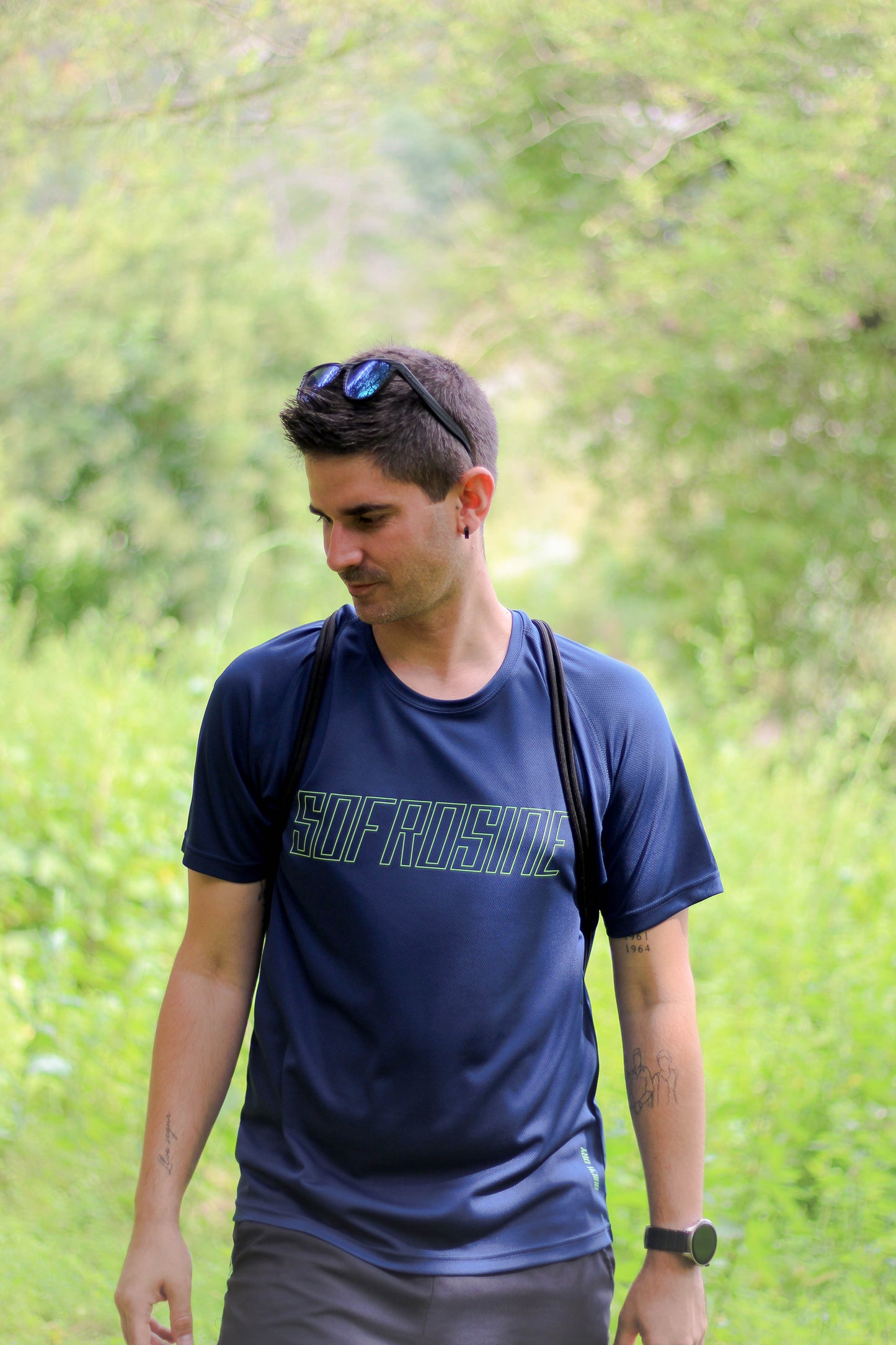 chico con camiseta deportiva sofrosine contraste