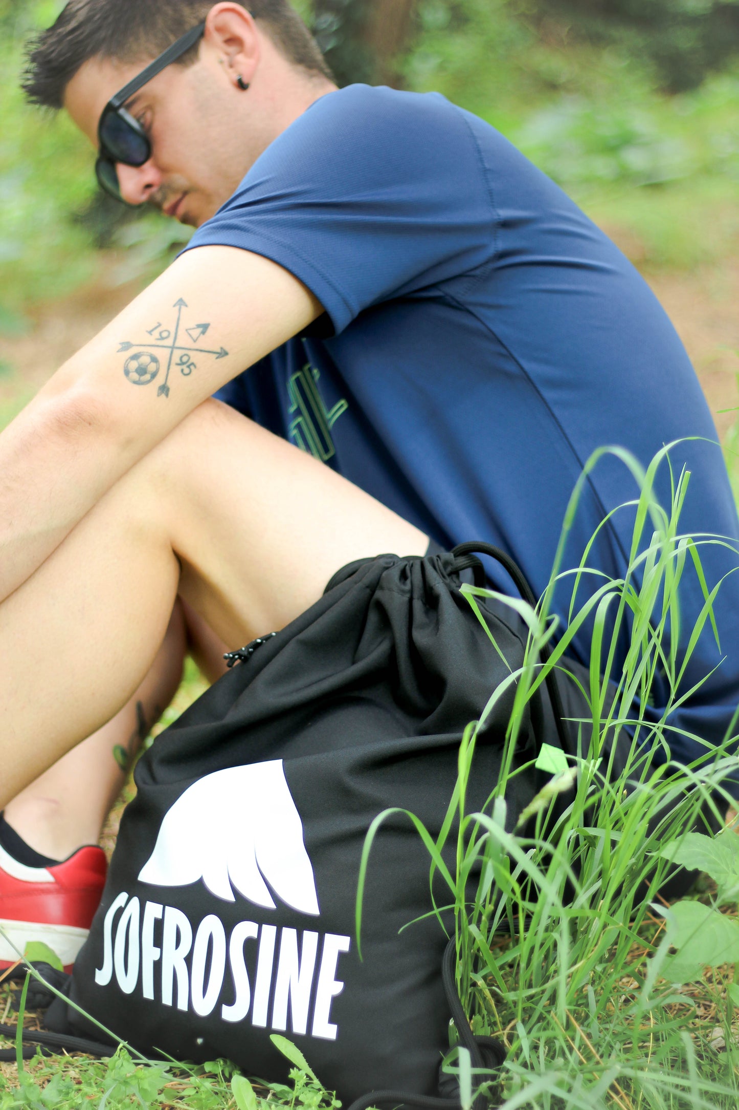 chico vestido de deporte con camiseta deportiva navy