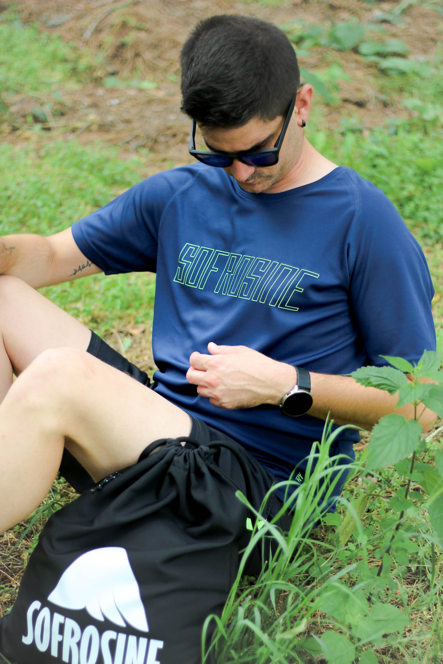chico con camiseta sofrosine deportiva azul navy
