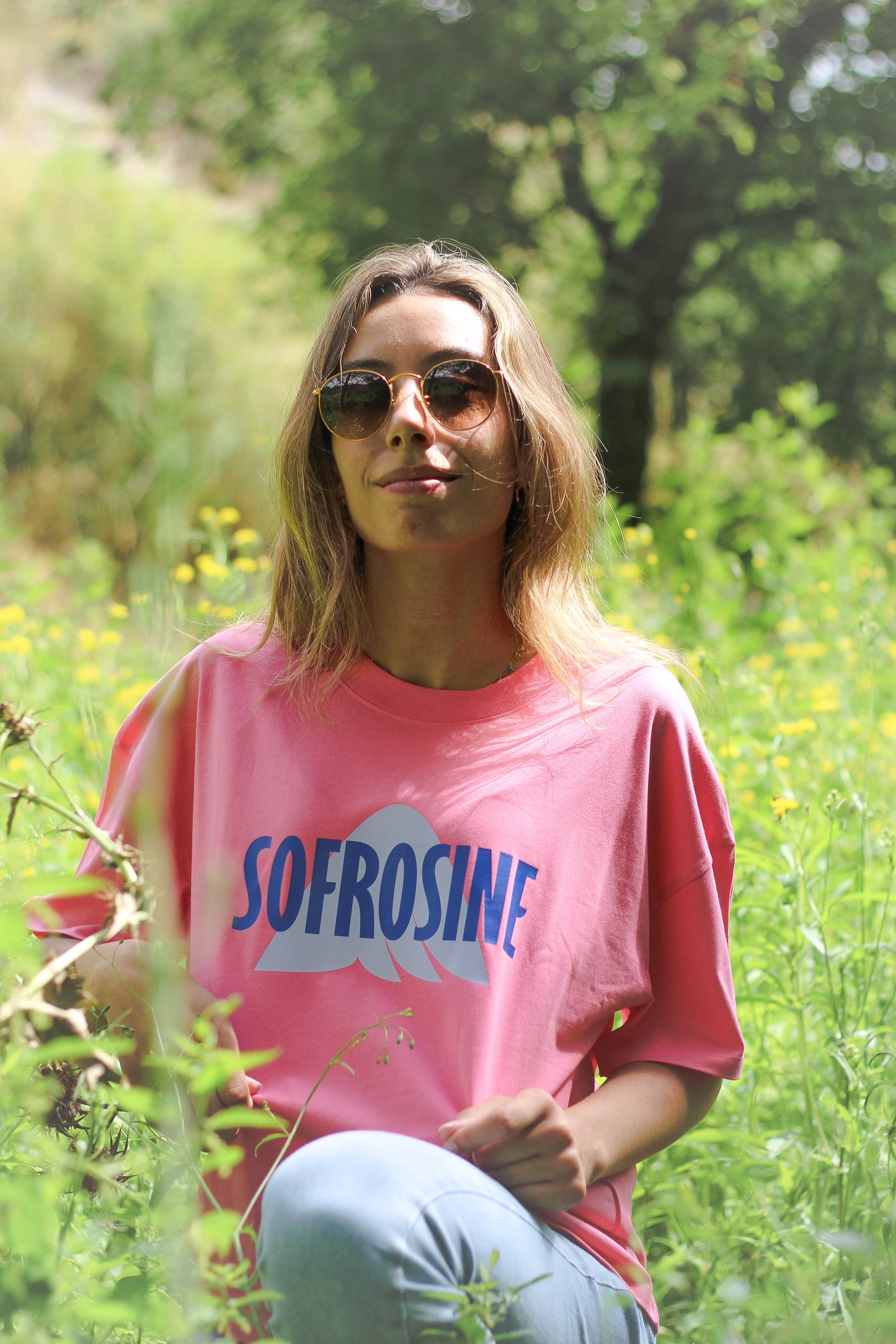chica de pelo rubio con camiseta oversize sofrosine