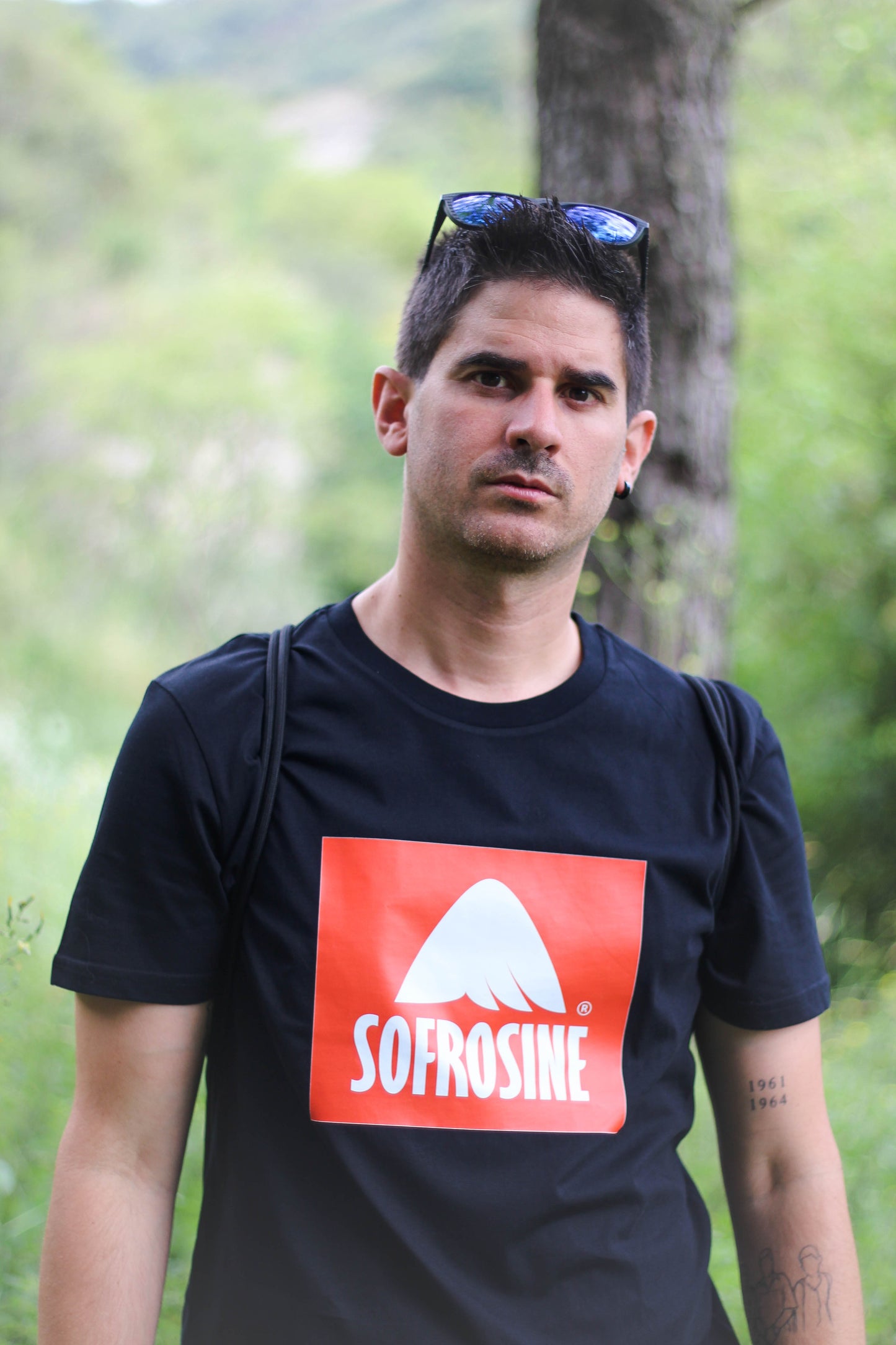 primer plano chico con camiseta sofrosine negra logotipo en caja