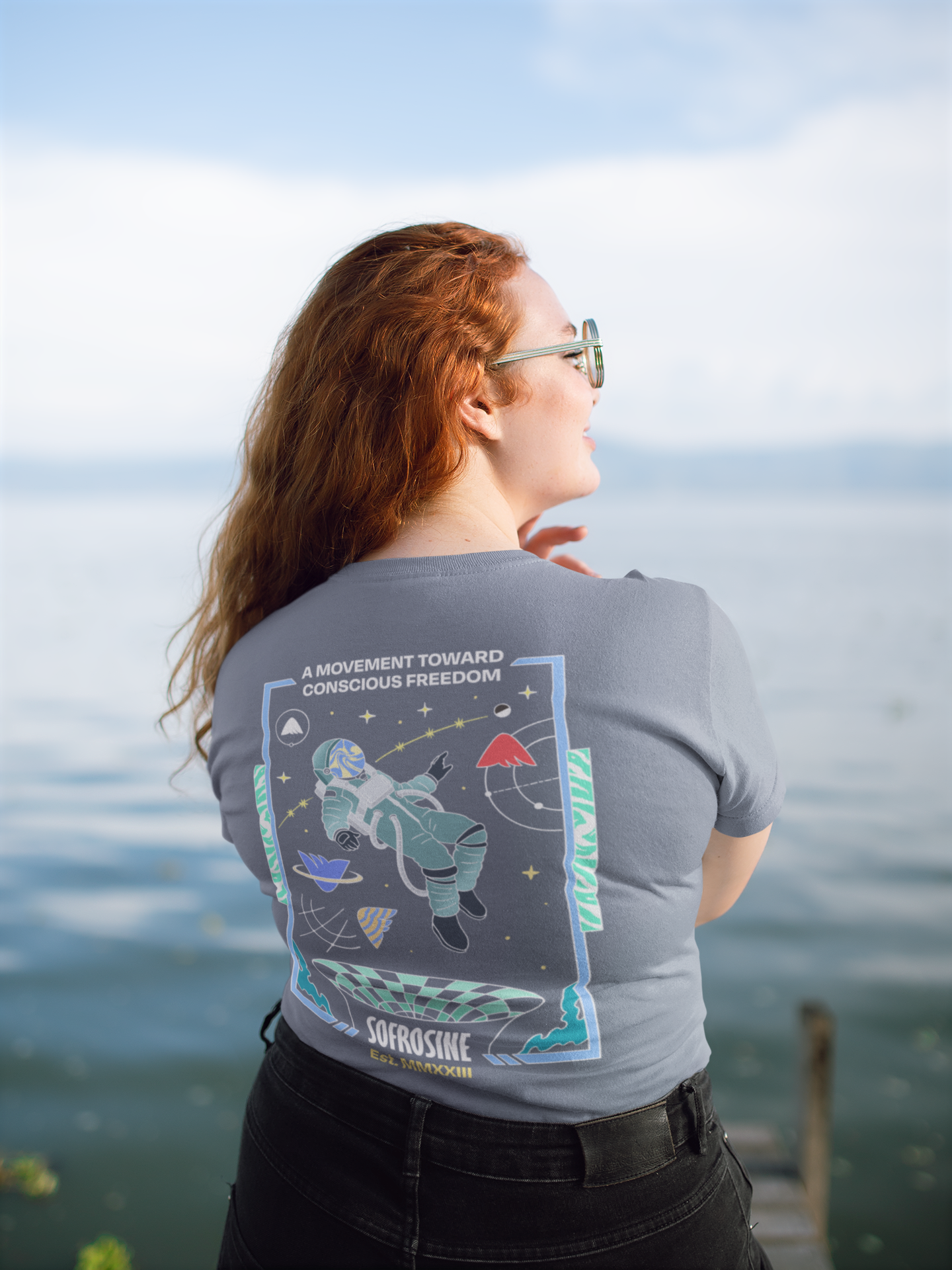 chica pelirroja de espaldas con camiseta your universe
