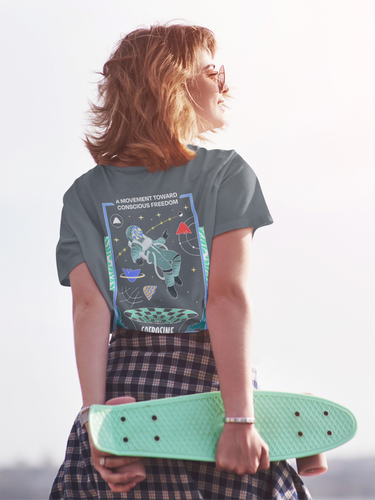 chica de espalda con monopatín y camiseta sofrosine universe
