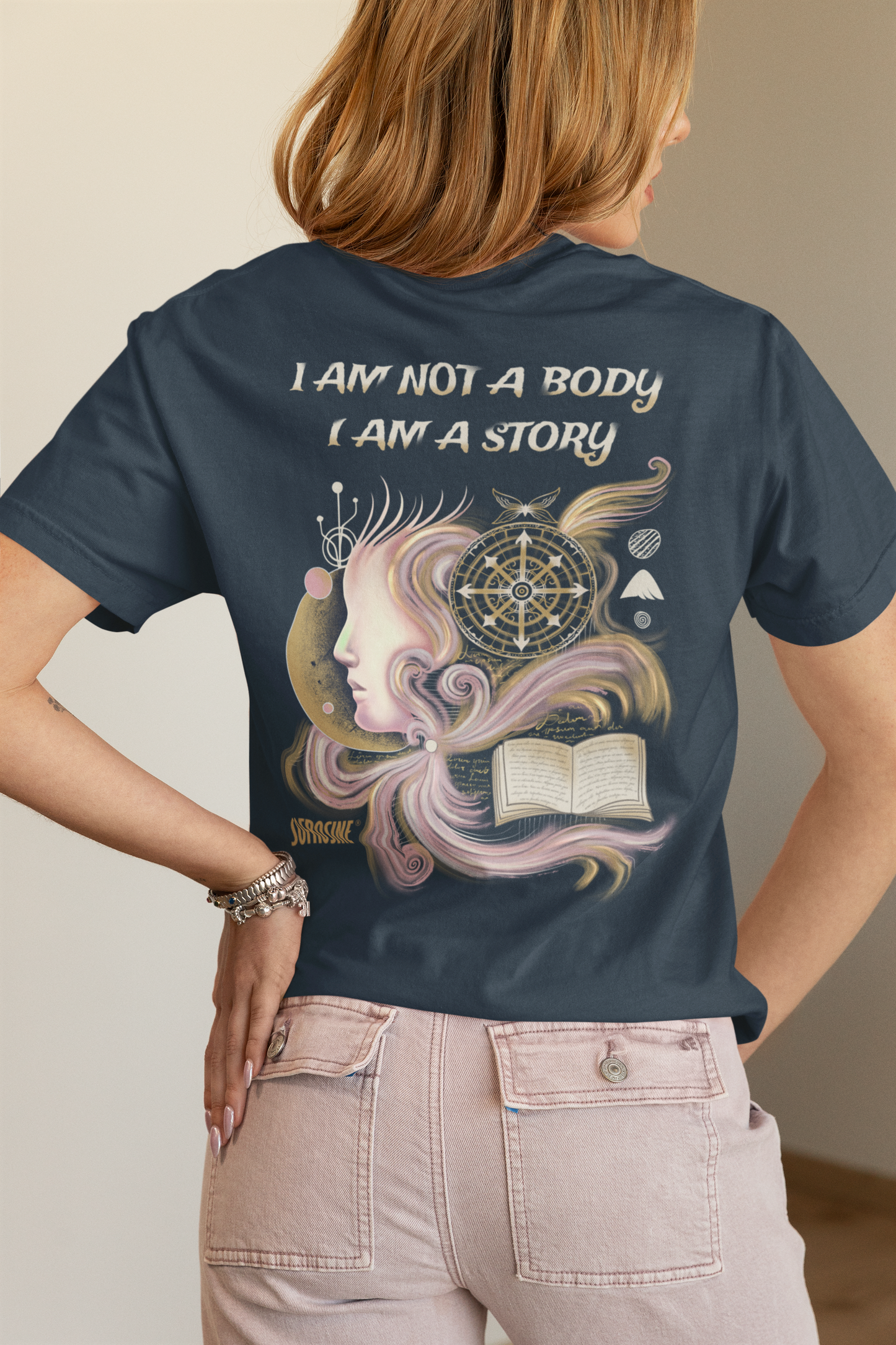 chica con pelo rubio vista trasera camiseta sofrosine