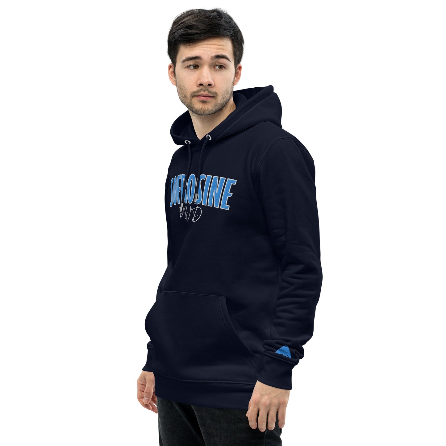 chico joven moreno mirando hacia un lado con hoodie azul sofrosine