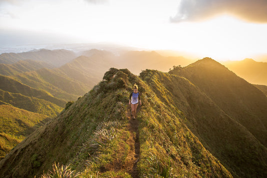 chica joven haciendo trekking en la montaña