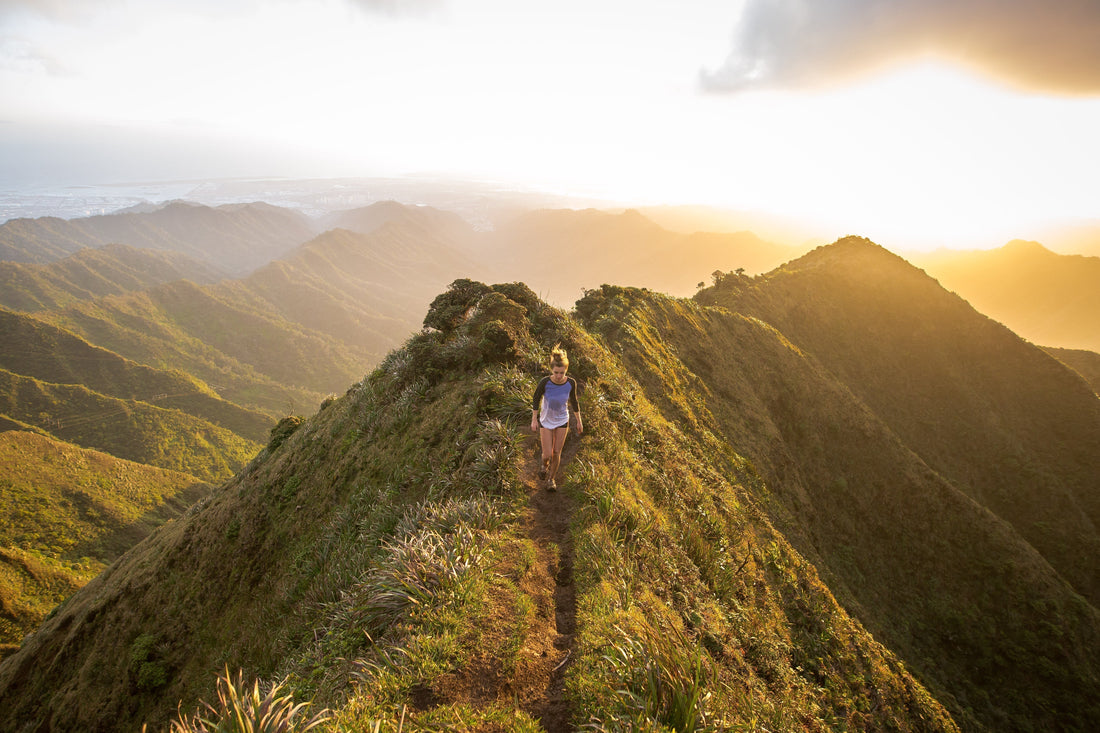 chica joven haciendo trekking en la montaña