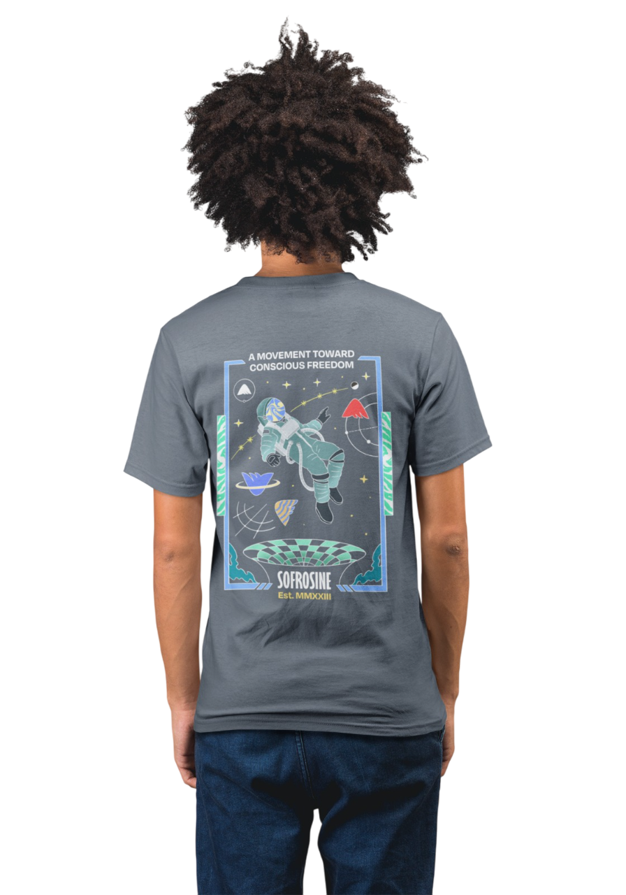 chico con camiseta gris sofrosine vista trasera recta
