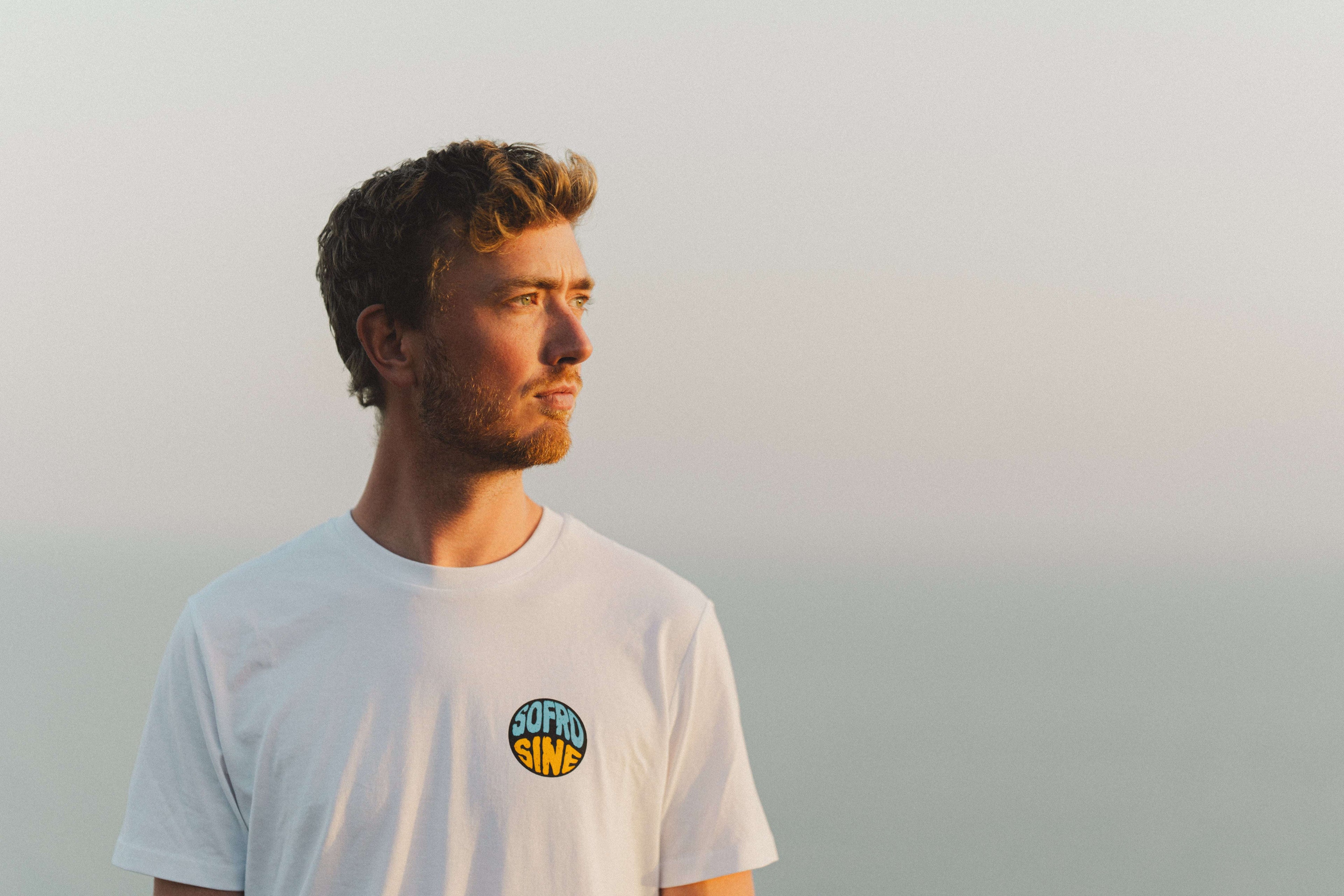 modelo de perfil con camiseta sofrosine en puesta de sol