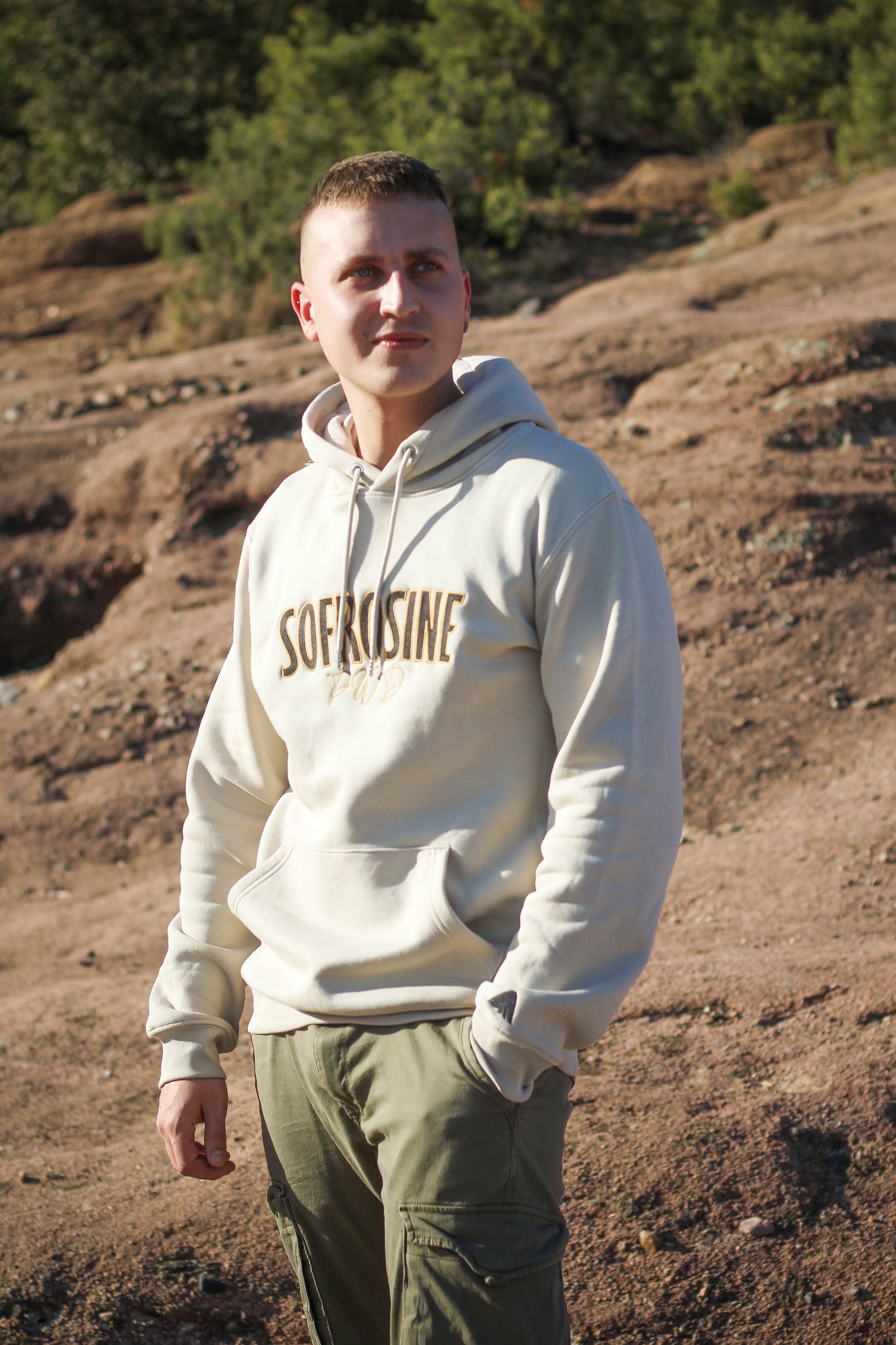 modelo joven con sudadera sofrosine color beige