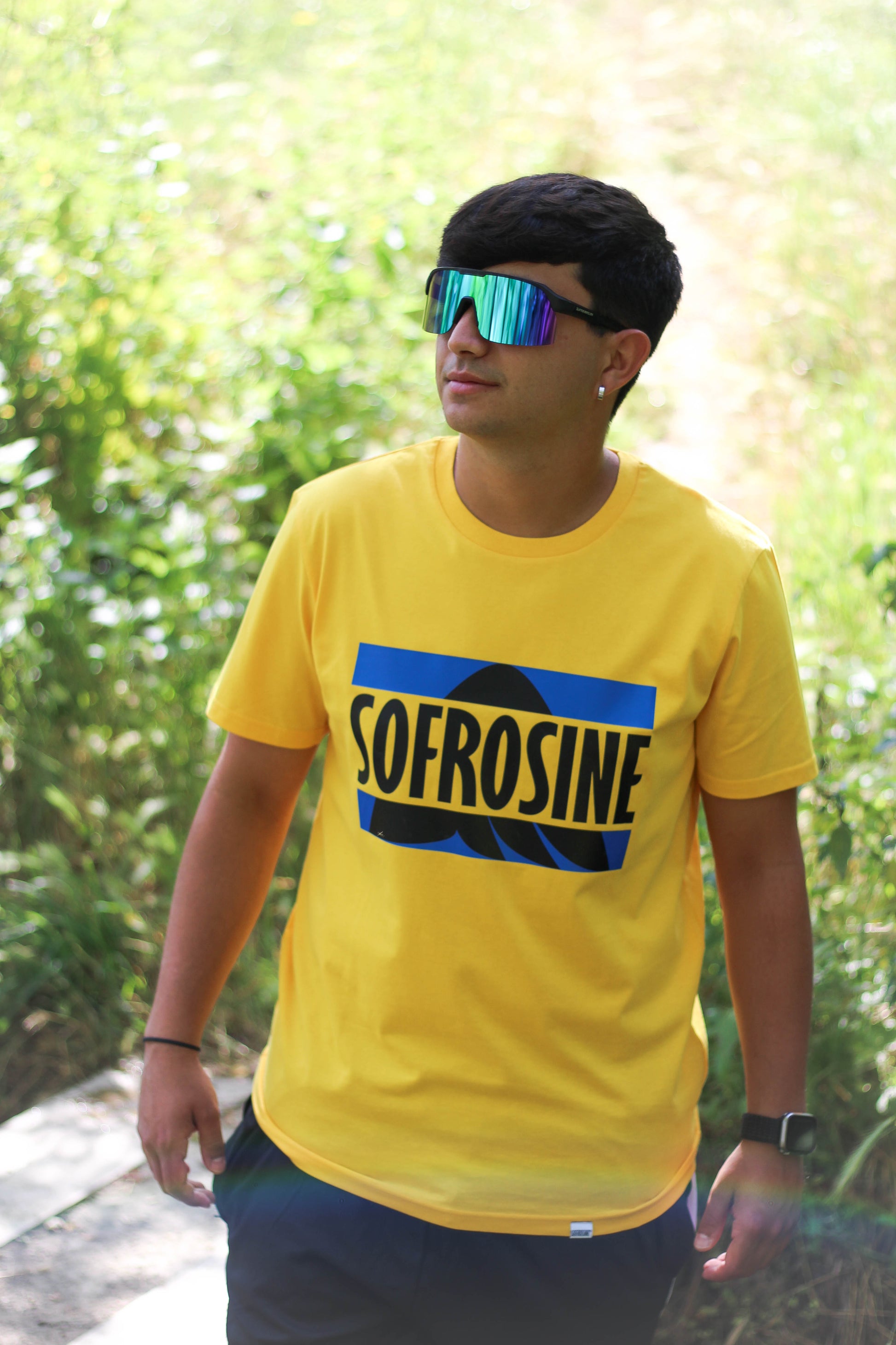 chico joven con camiseta spectra yellow sofrosine brand