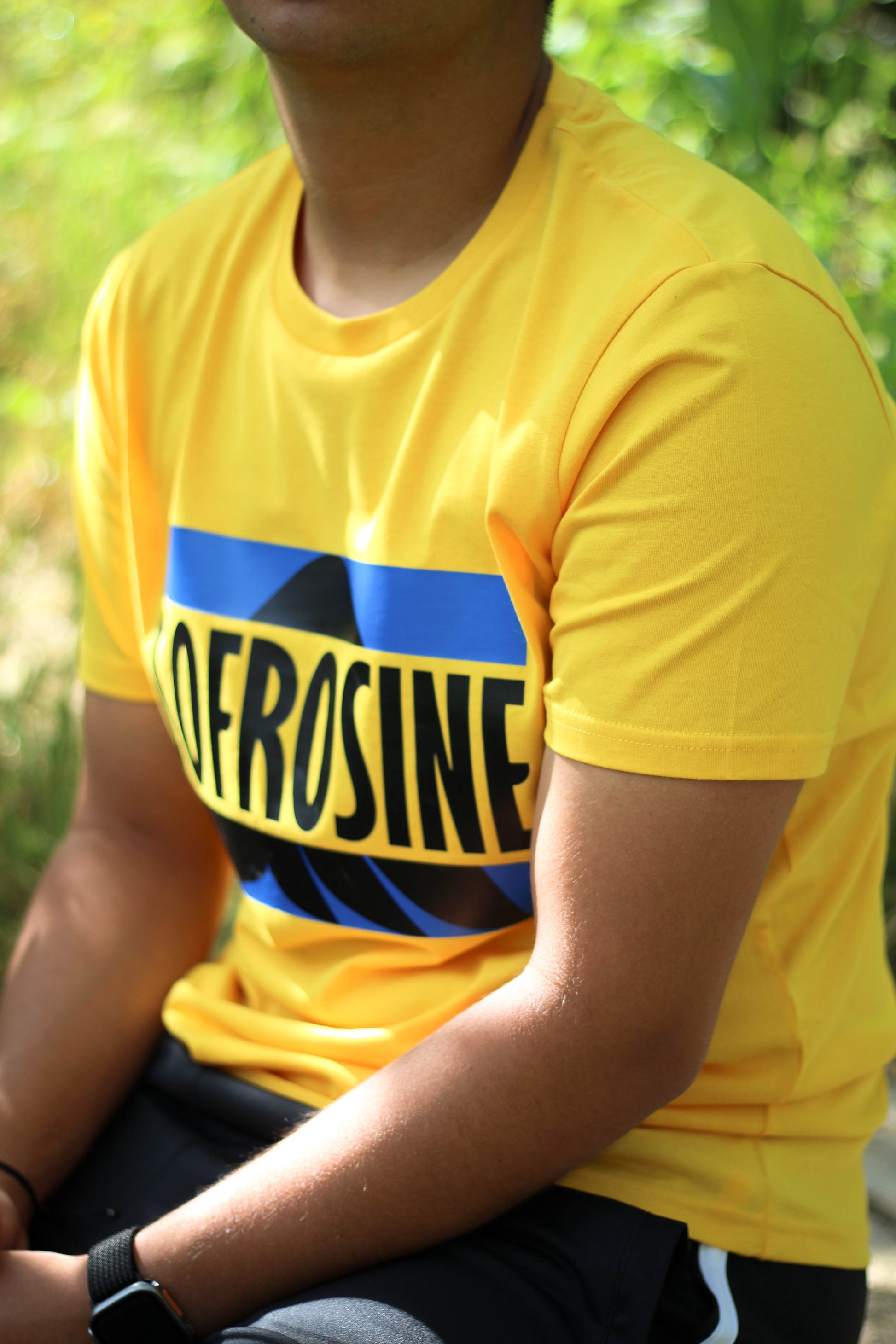 detalle camiseta modern sofrosine color spectra yellow