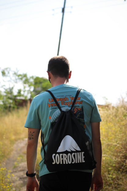 chico paseando por el bosque con camiseta sofrosine inner explorer