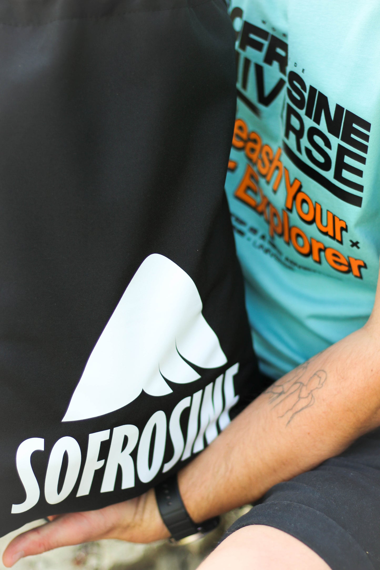 detalle camiseta inner explorer y mochila sofrosine
