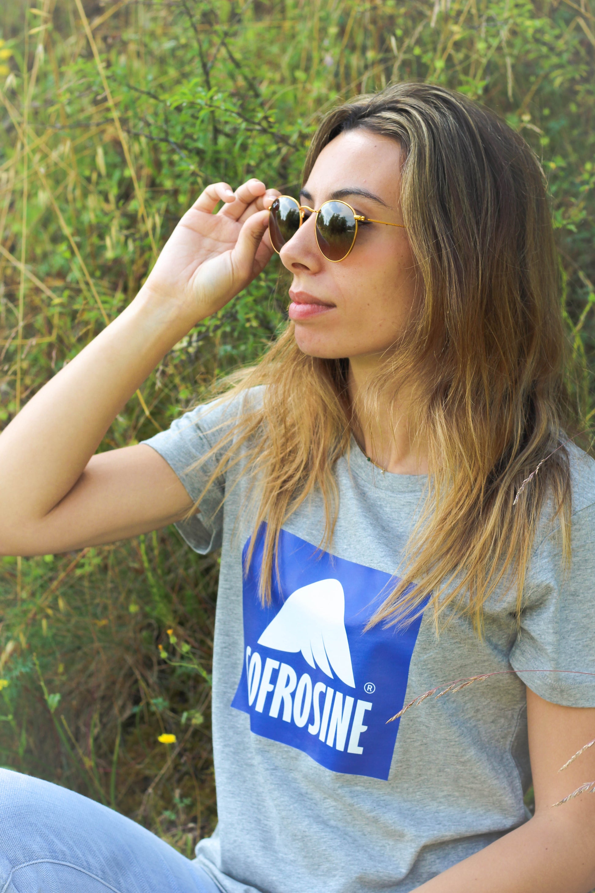 chica de perfil con camiseta sofrosine