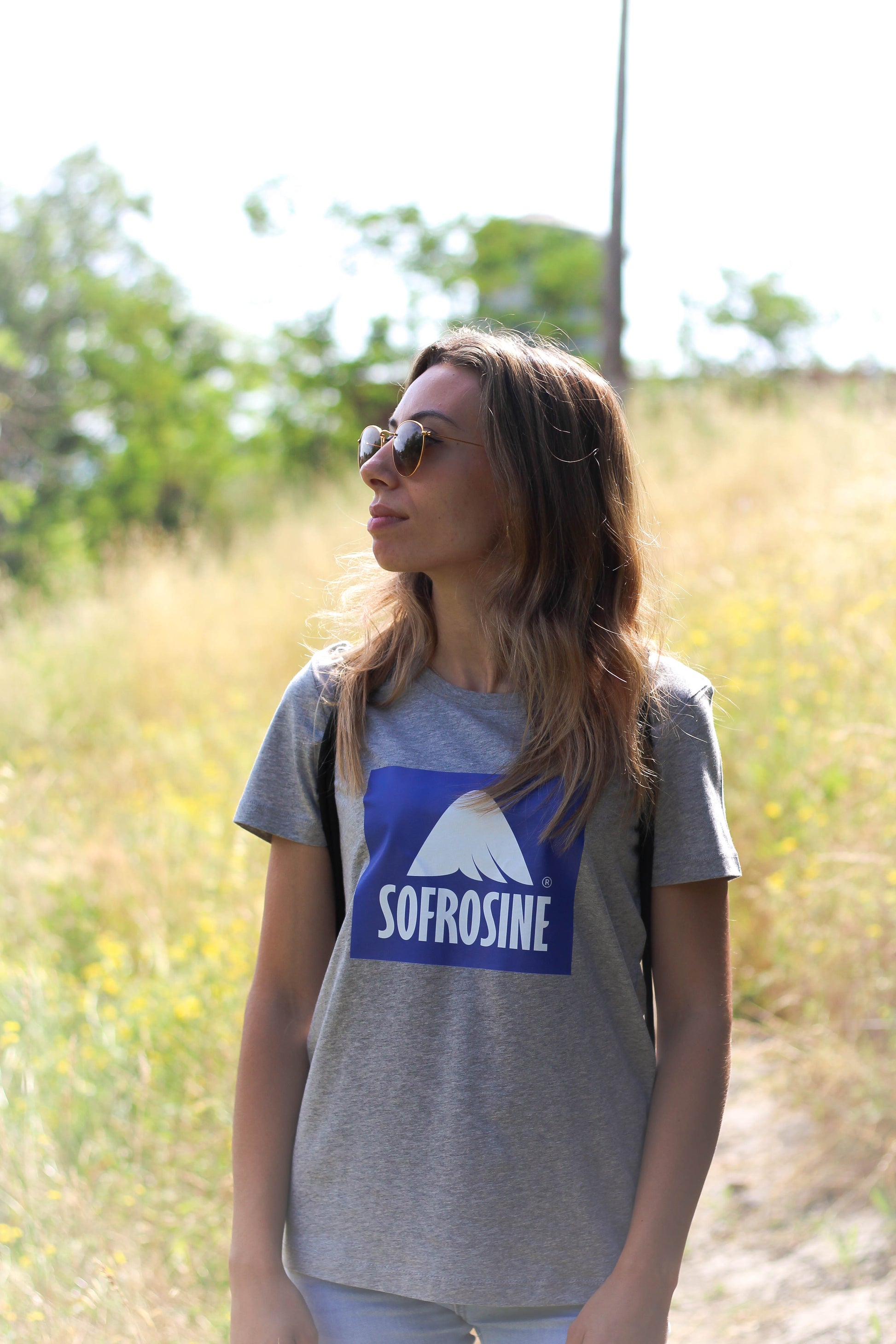 chica con gafas de sol y camiseta sofrosine moon grey