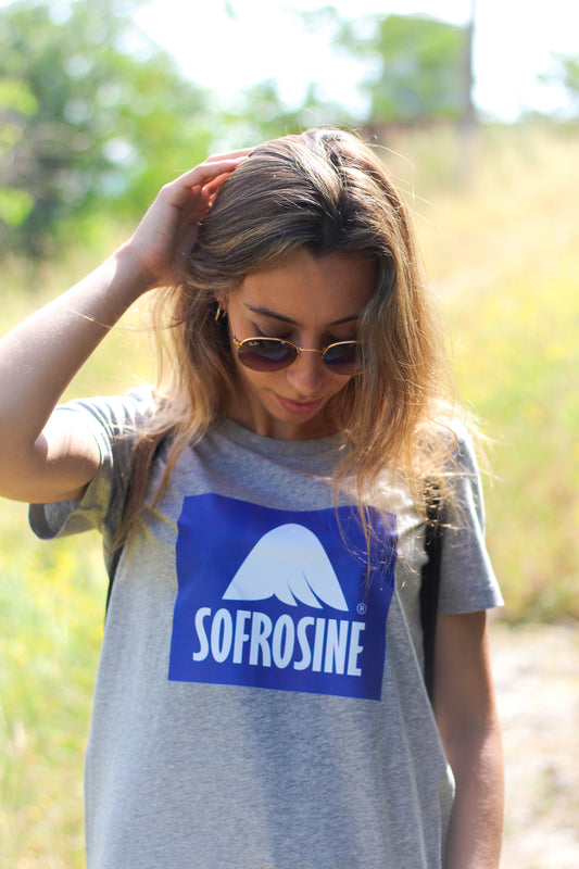 chica con camiseta sofrosine moon grey