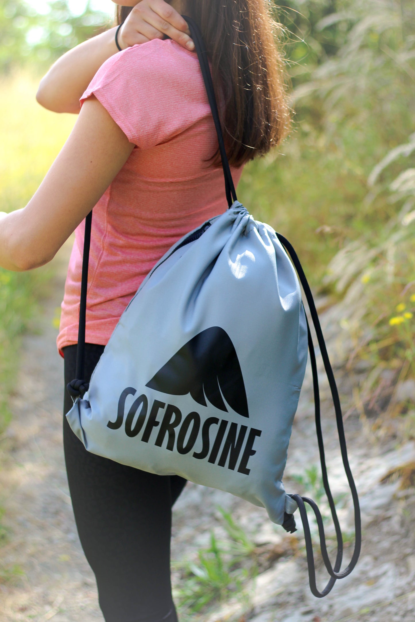 mochila de cuerdas gris con logotipo sofrosine en negro