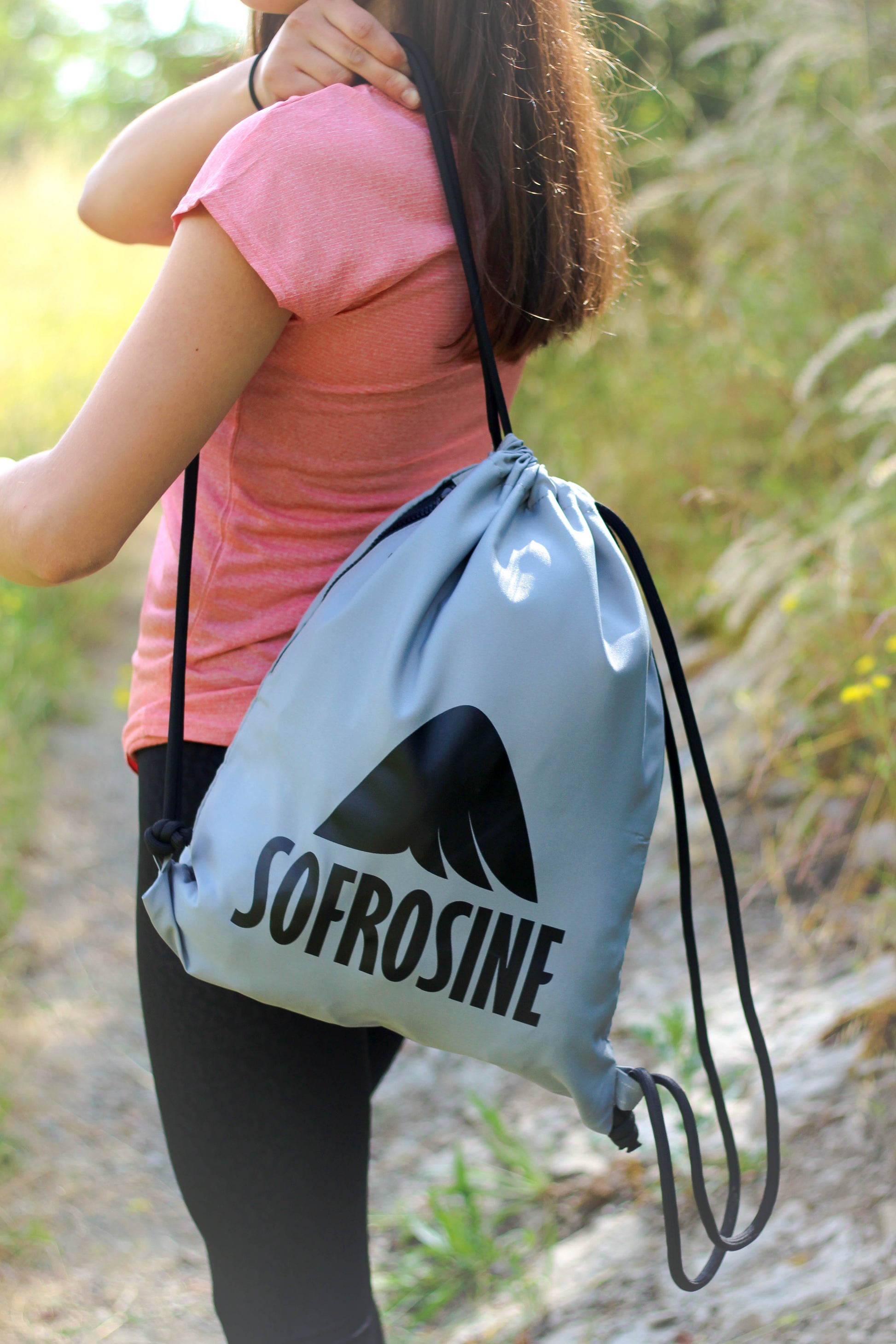mochila de cuerdas gris con logotipo sofrosine en negro