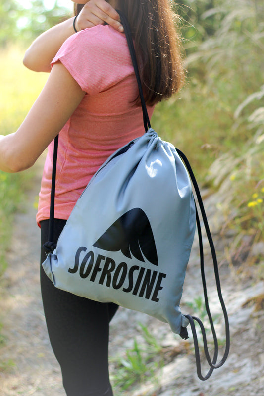 mochila de cuerdas gris con logotipo sofrosine en negro
