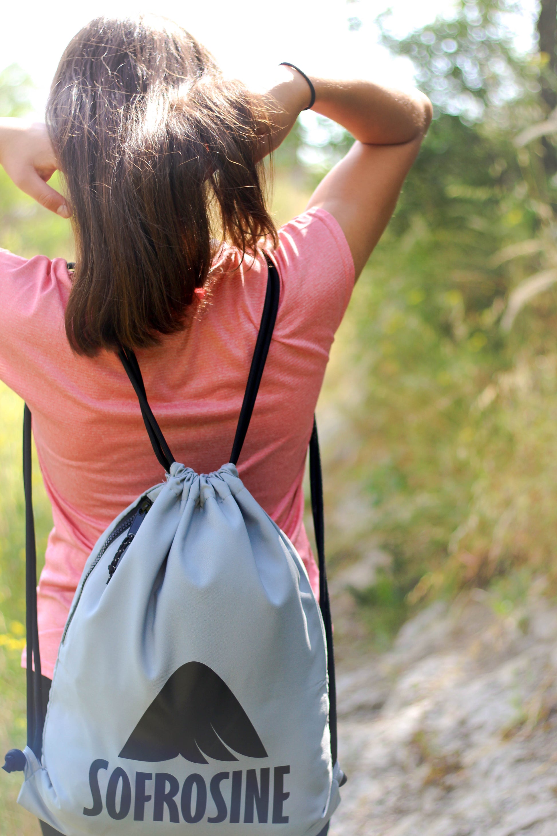 chica de pelo largo de espalda con mochila de cuerdas sofrosine