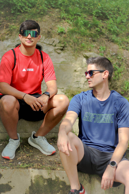 dos chicos modelos sentados con camisetas deportivas sofrosine