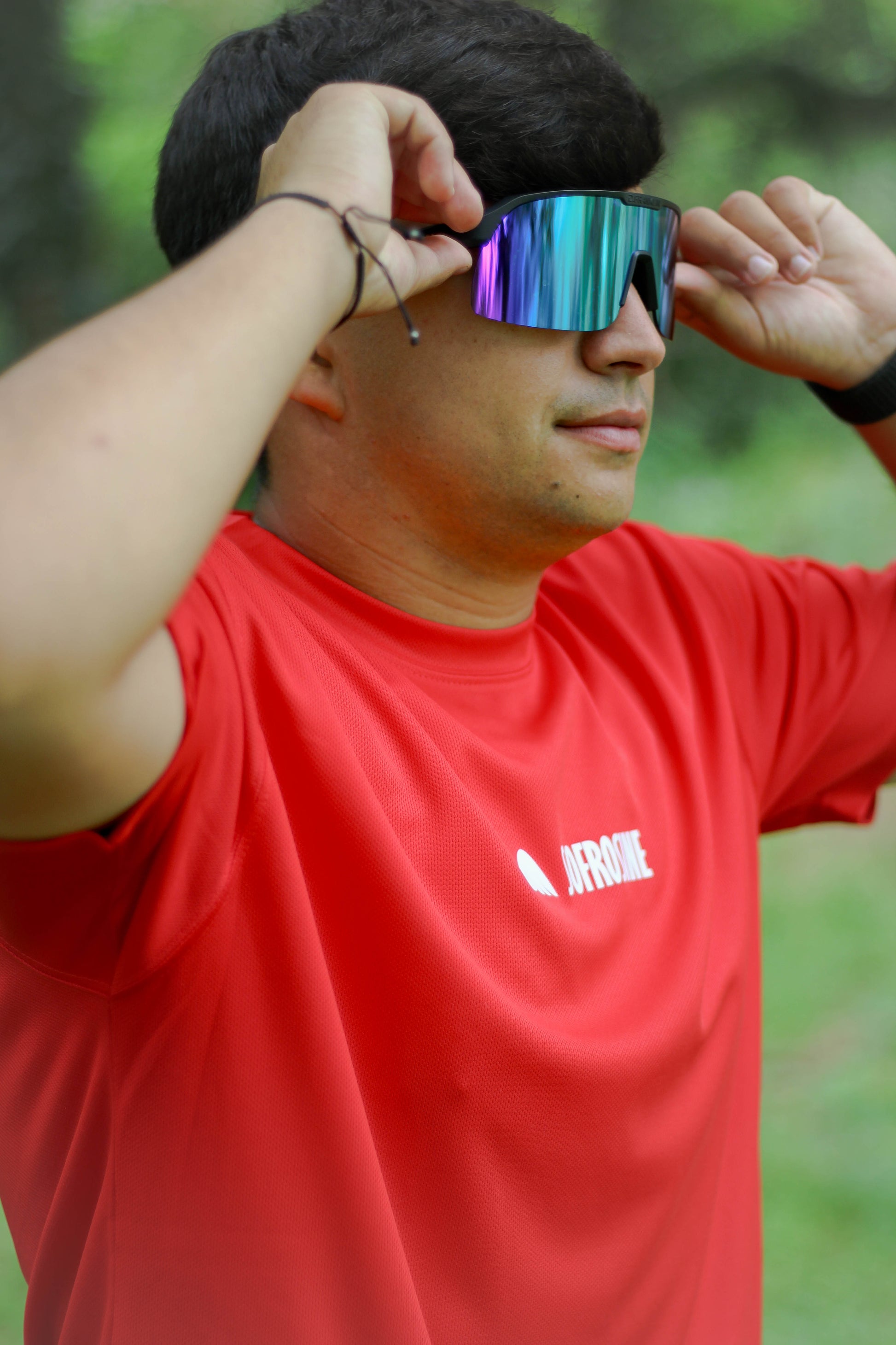 chico con gafas de sol luciendo camiseta logo sofrosine central
