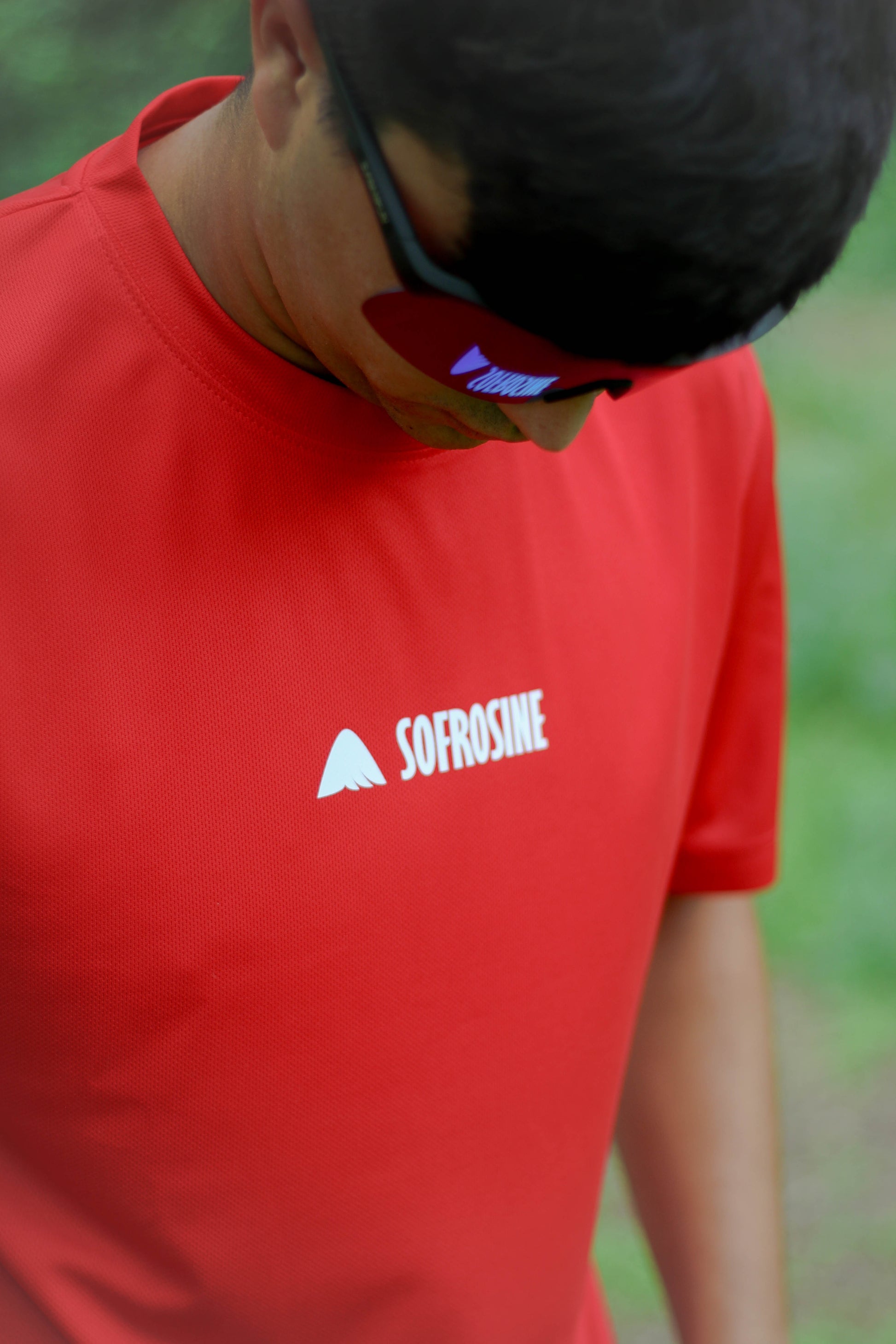 detalle chico moreno con camiseta fire red sofrosine