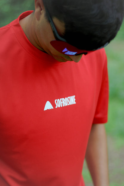 detalle chico moreno con camiseta fire red sofrosine