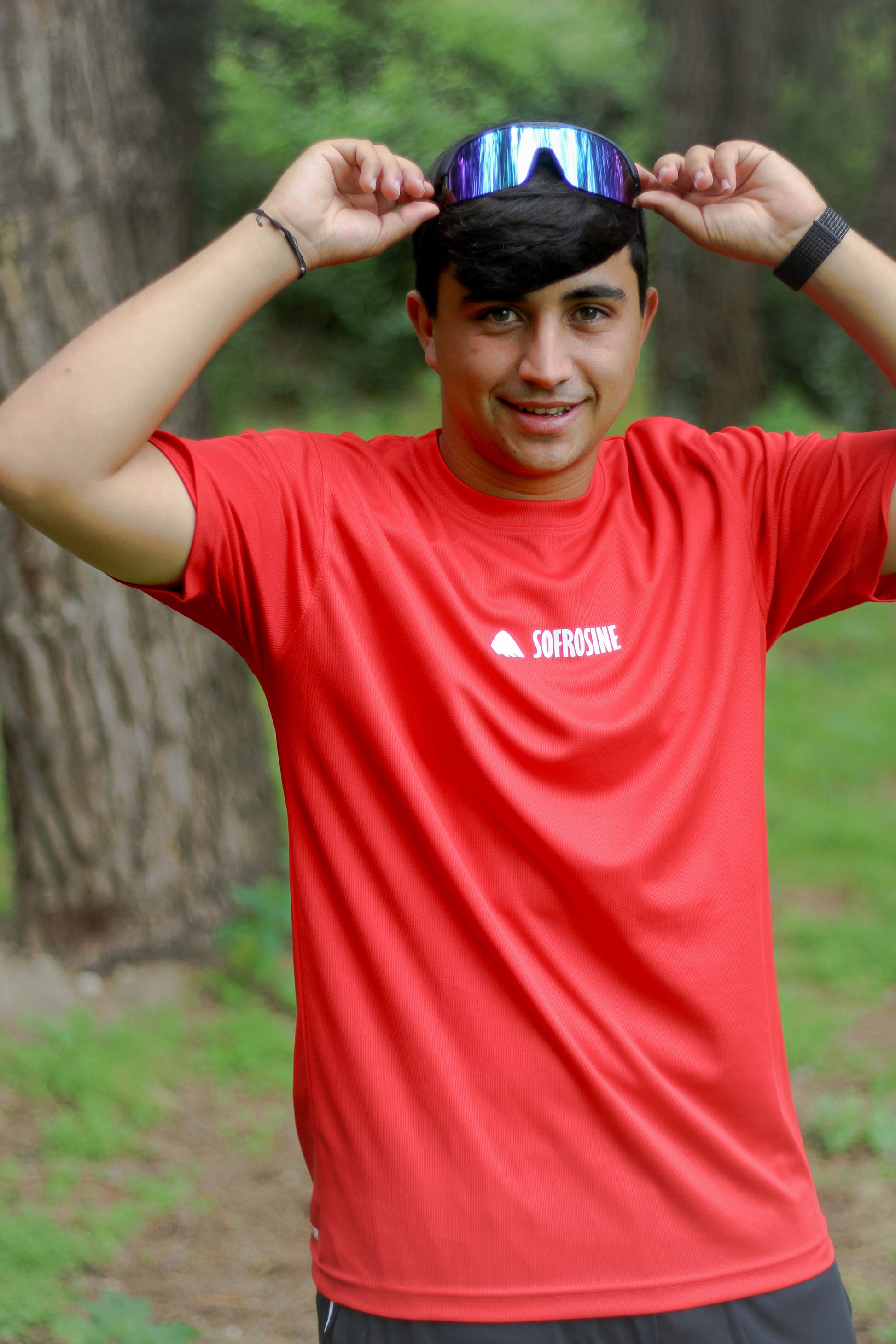 chico de pelo moreno con camiseta roja deportiva sofrosine