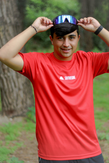 chico de pelo moreno con camiseta roja deportiva sofrosine