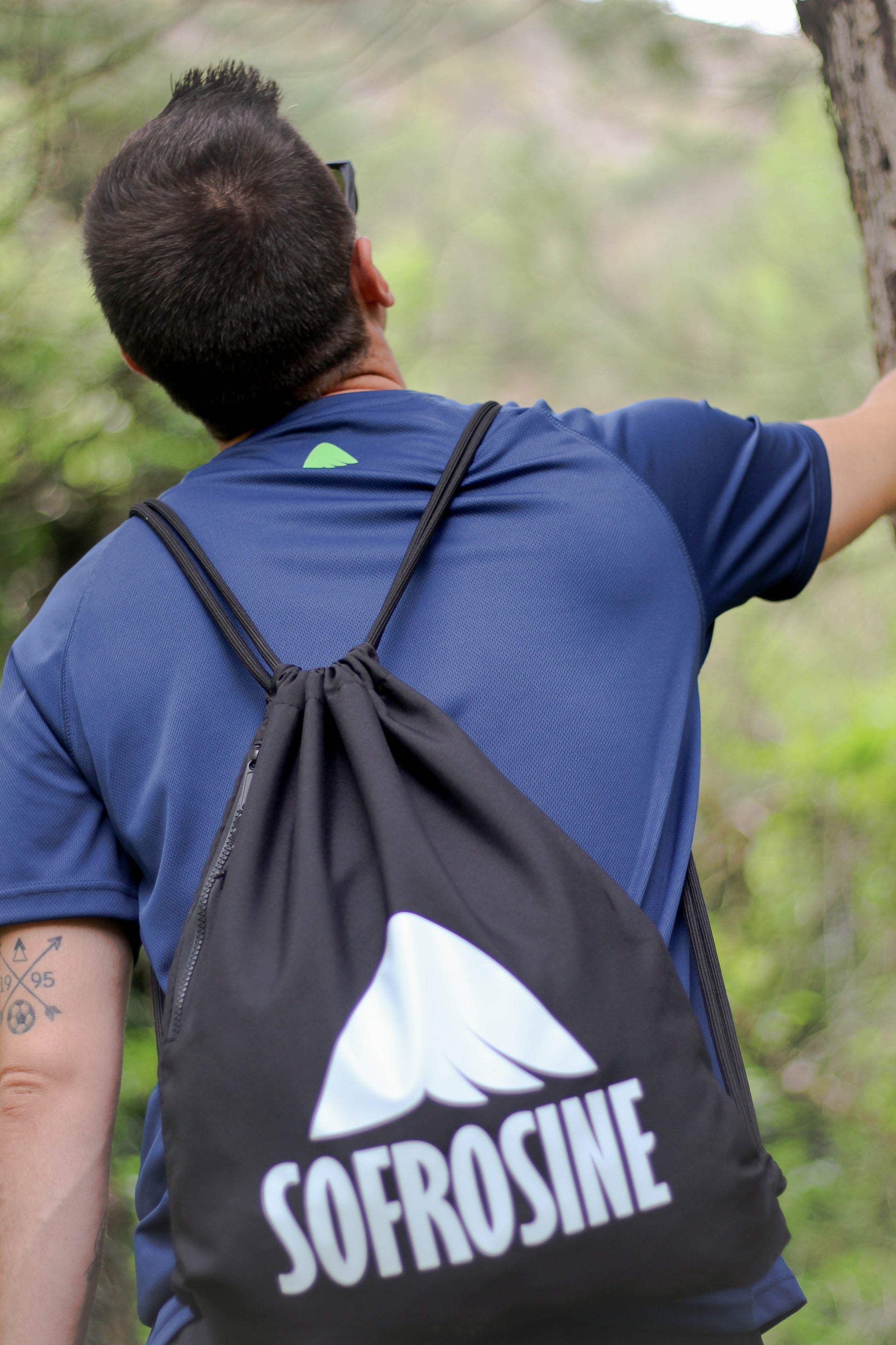 detalle espalda camiseta y mochila sofrosine