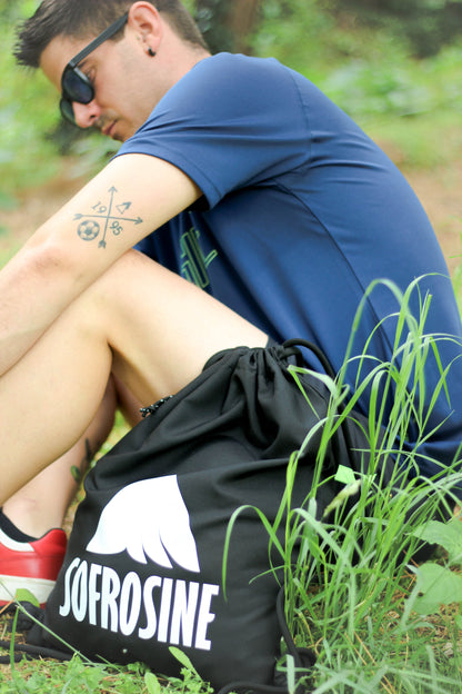 chico vestido de deporte con camiseta deportiva navy