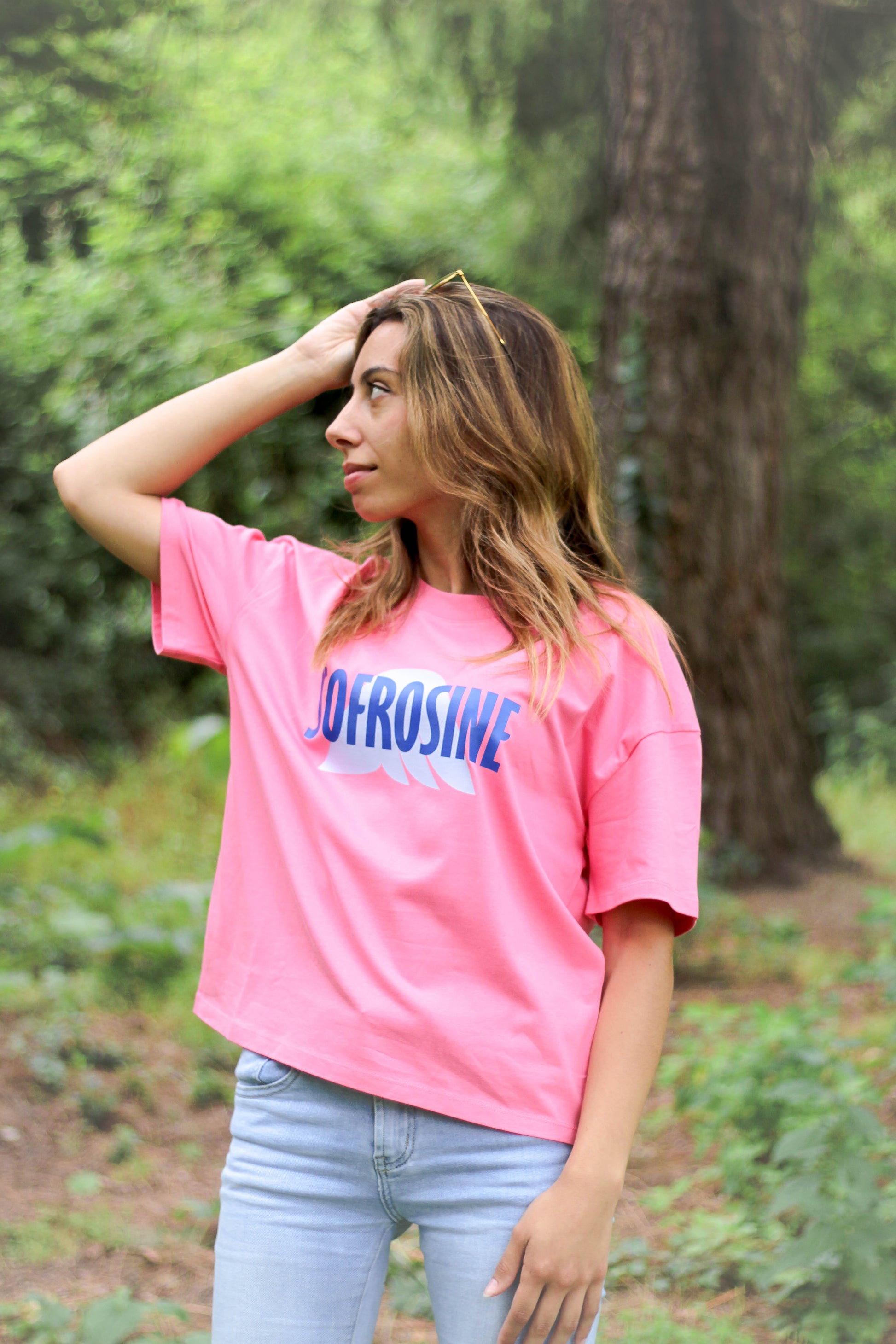 modelo joven con camiseta oversize sofrosine