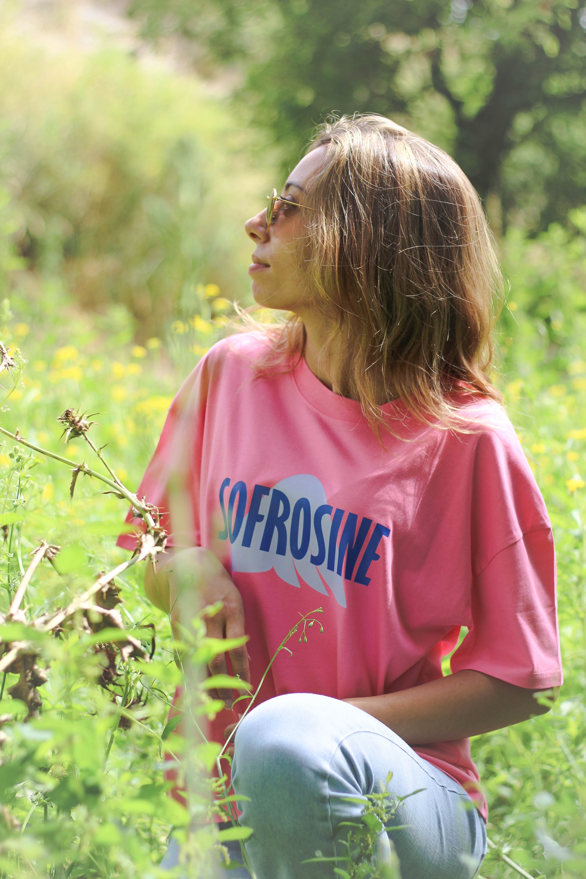 chica de perfil en la naturaleza con camiseta eco sofrosine