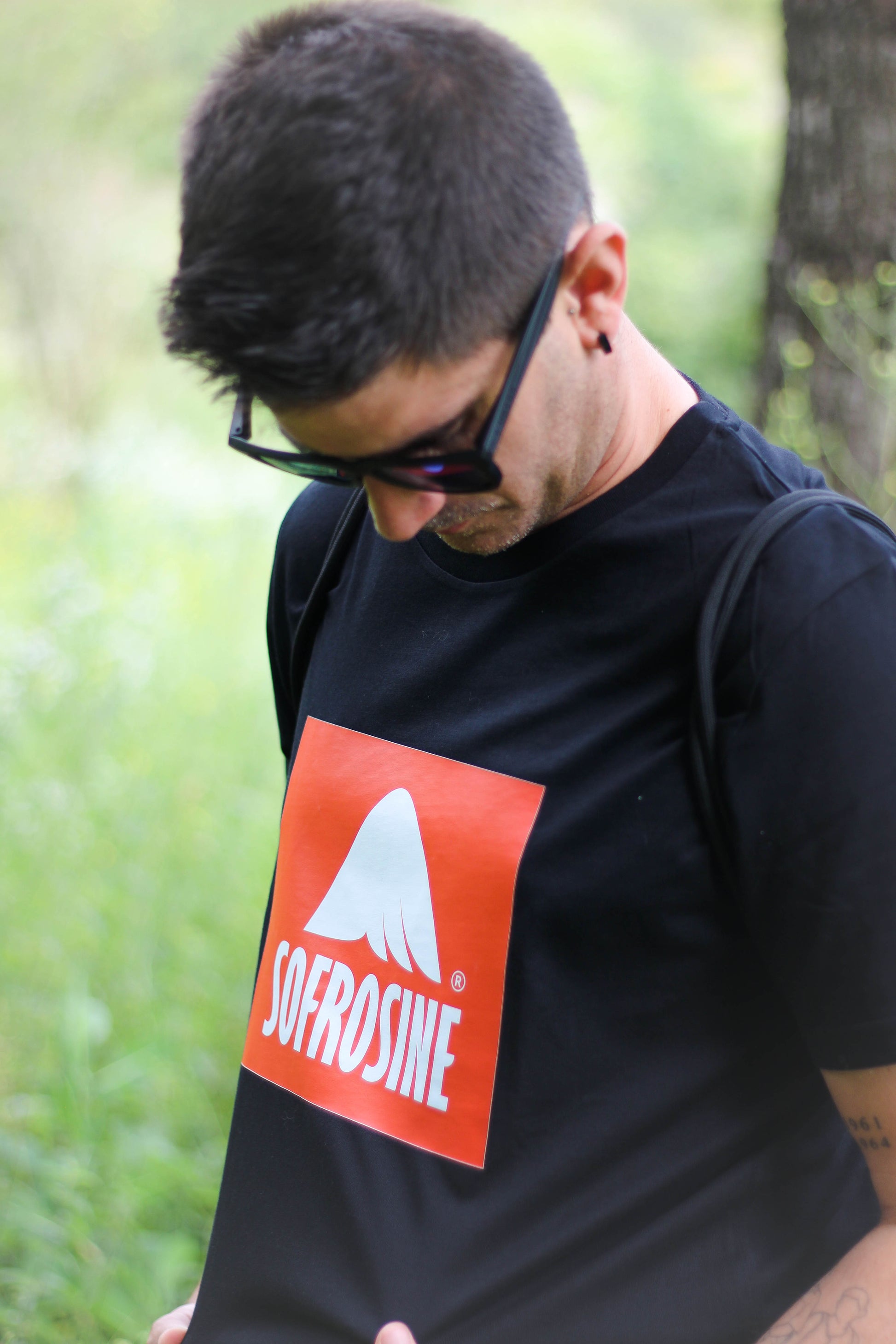 chico con camiseta sofrosine negra de algodon organico