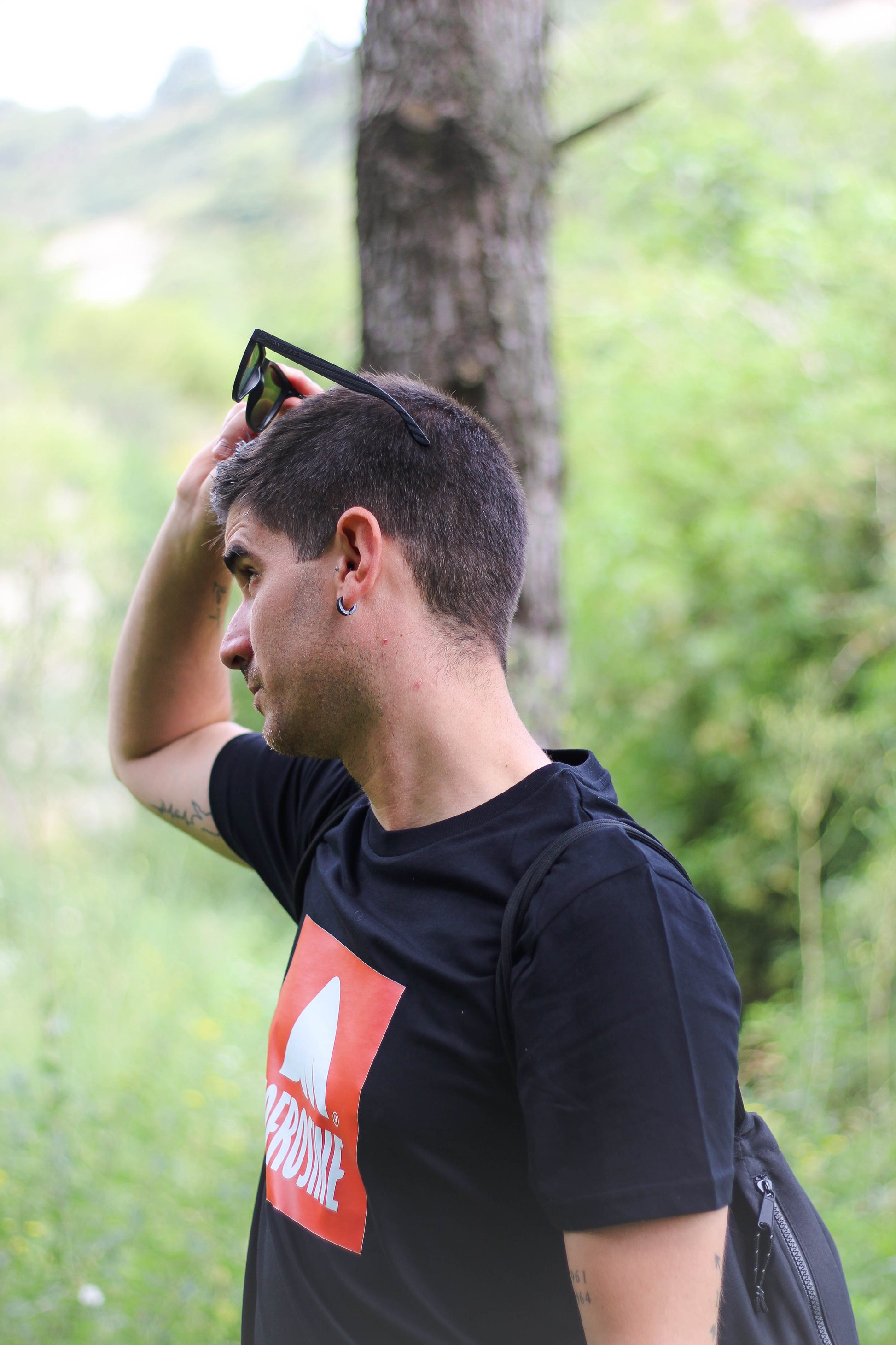 chico de perfil con camiseta negra marca sofrosine