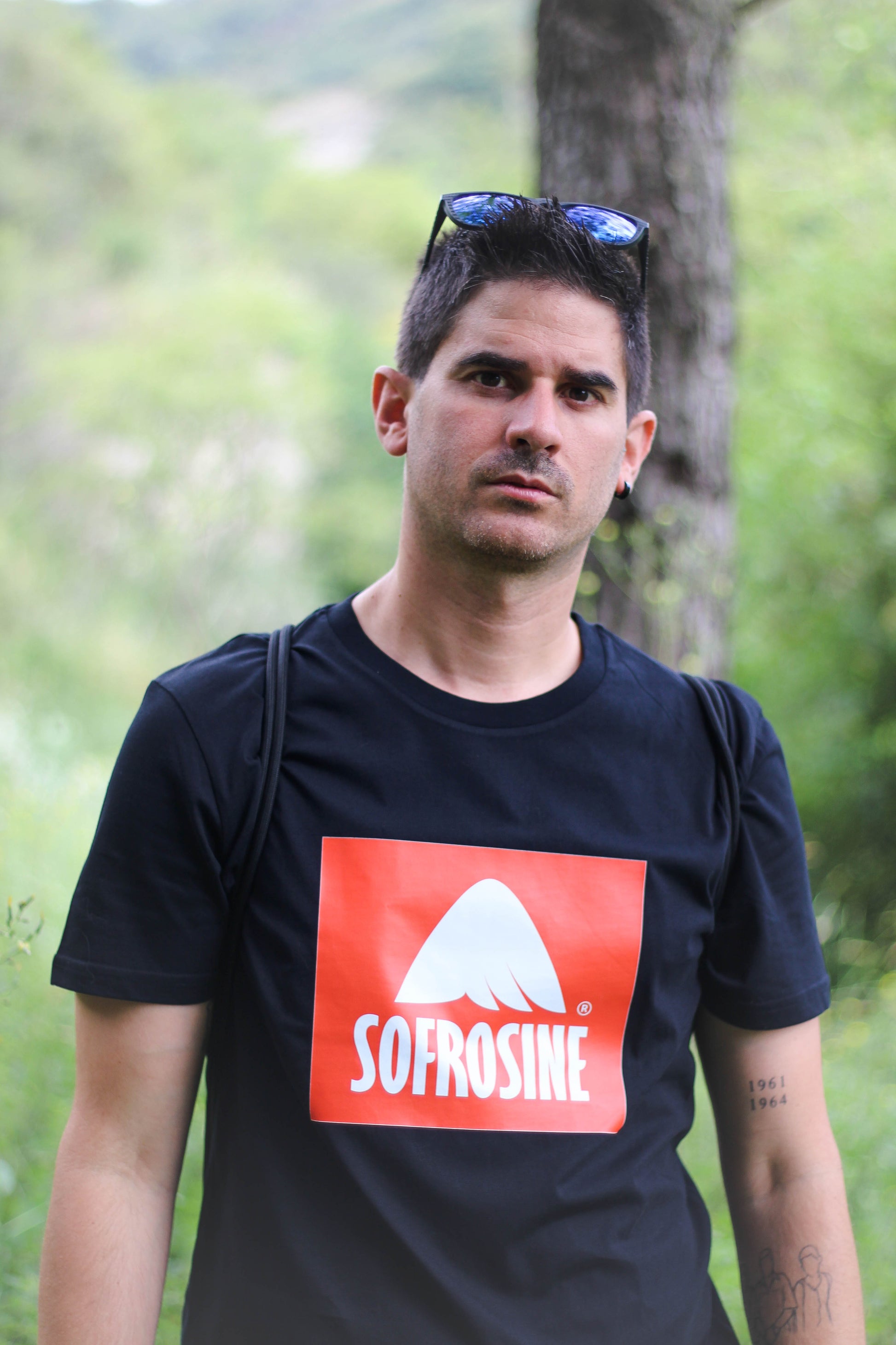 primer plano chico con camiseta sofrosine negra logotipo en caja