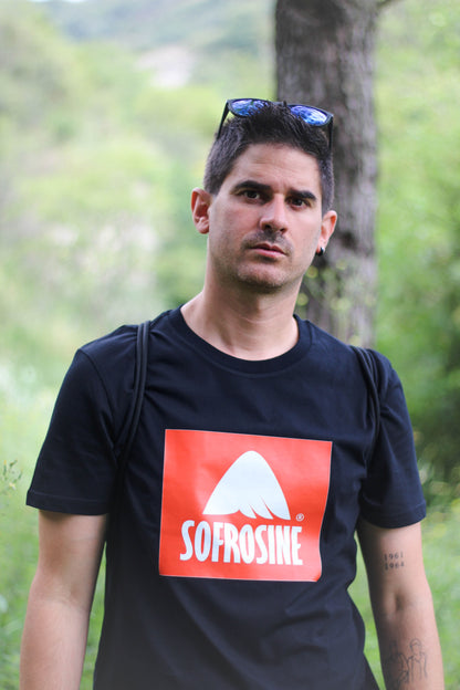 primer plano chico con camiseta sofrosine negra logotipo en caja