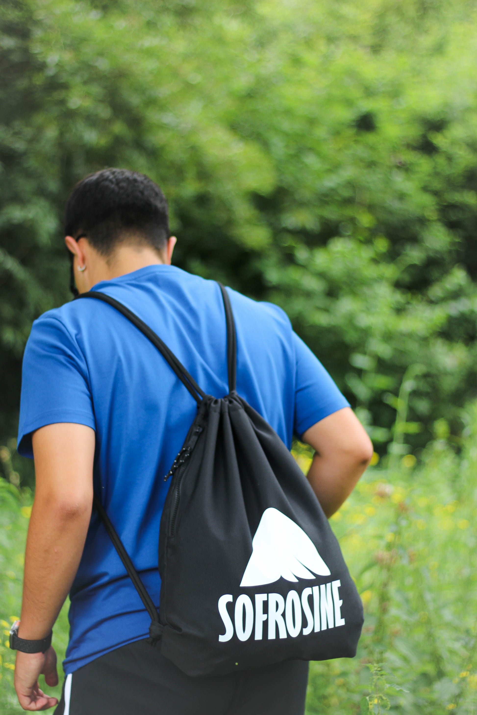 chico de espalda con camiseta y mochila sofrosine