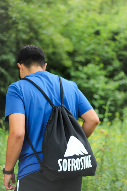 chico de espalda con camiseta y mochila sofrosine