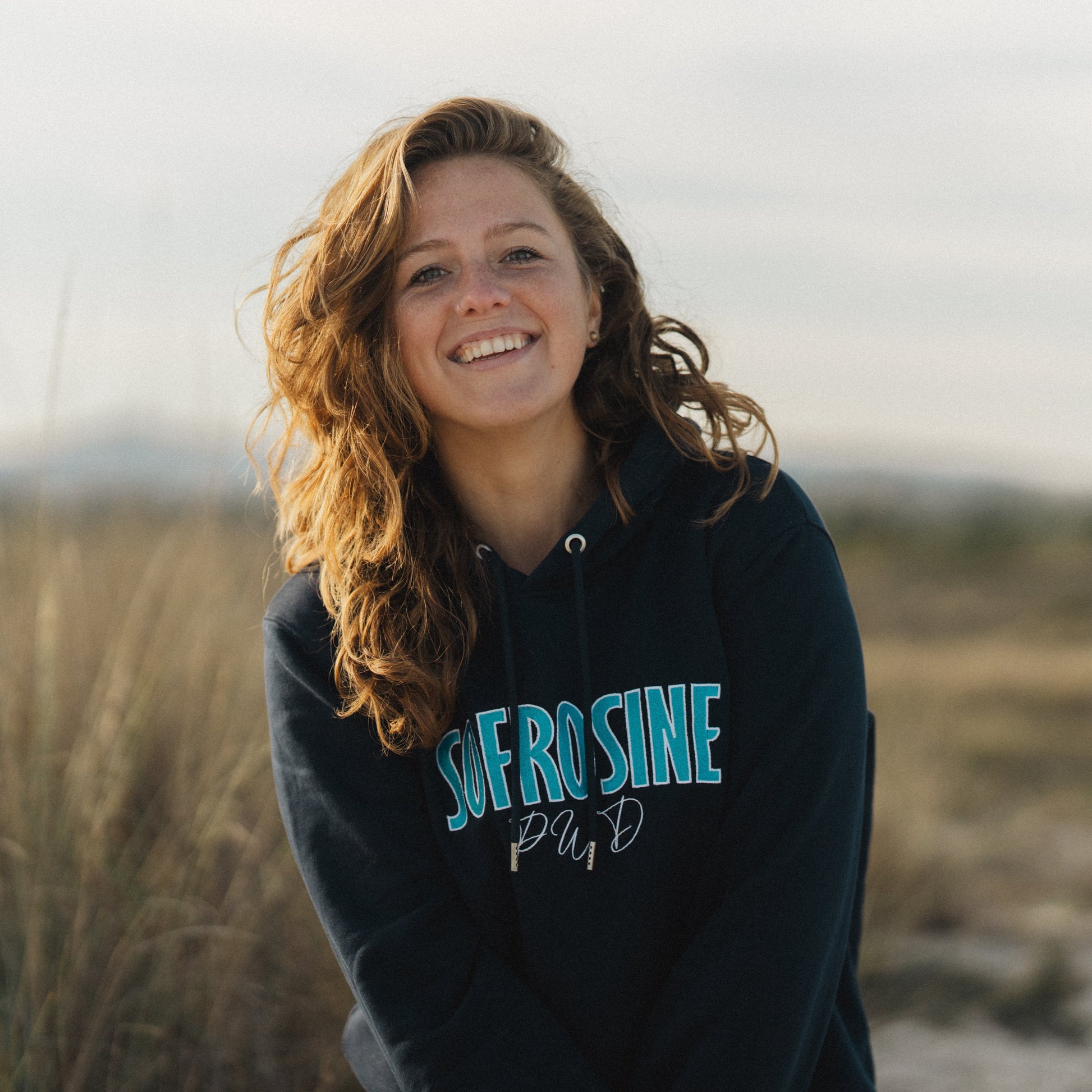 chica que sonríe con sudadera sofrosine color french navy