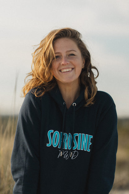 chica sonriente con sudadera sofrosine azul