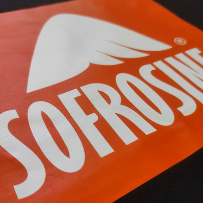 detalle logotipo camiseta sofrosine negra 
