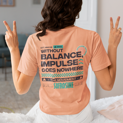 chica sentada de espalda con la camiseta balance impulse sofrosine apricot